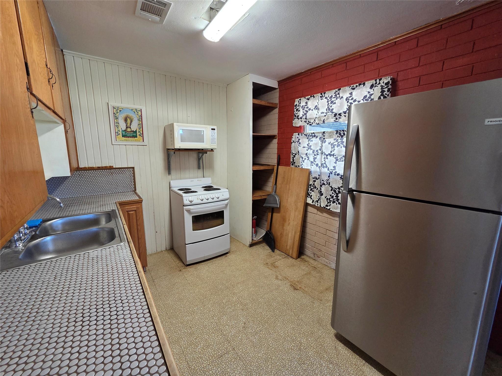 819 Lakeshore Loop, Tow, TX 78672