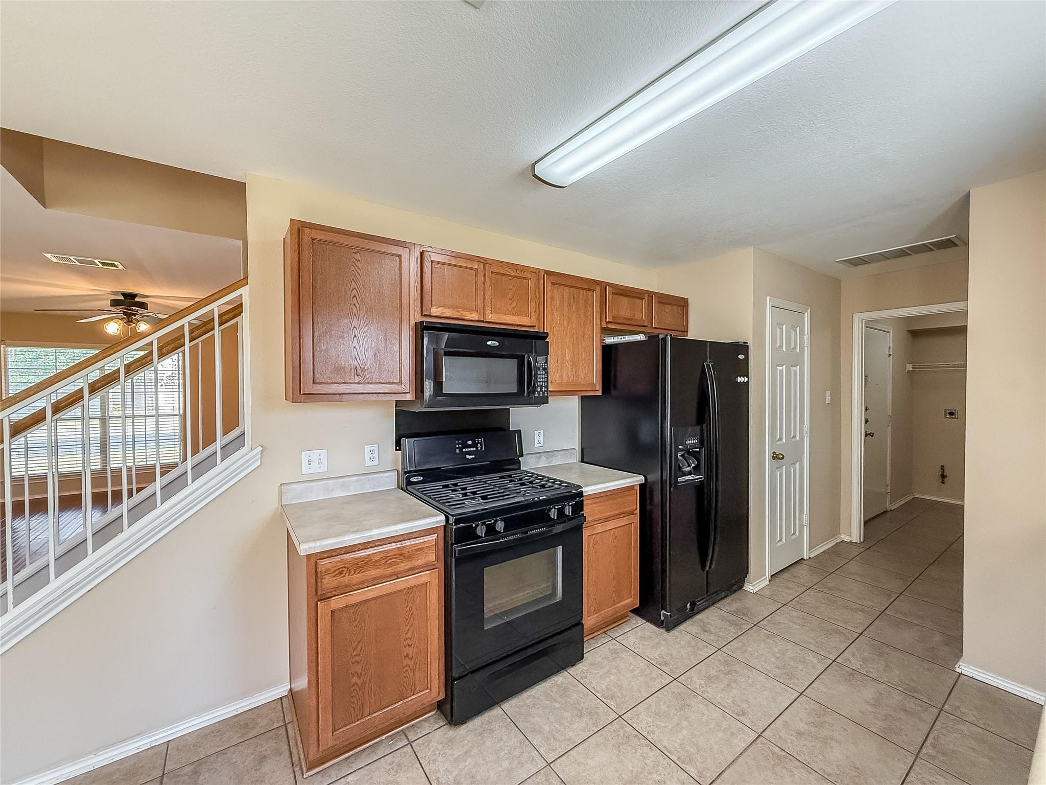 909 Remington Dr, Leander, TX 78641