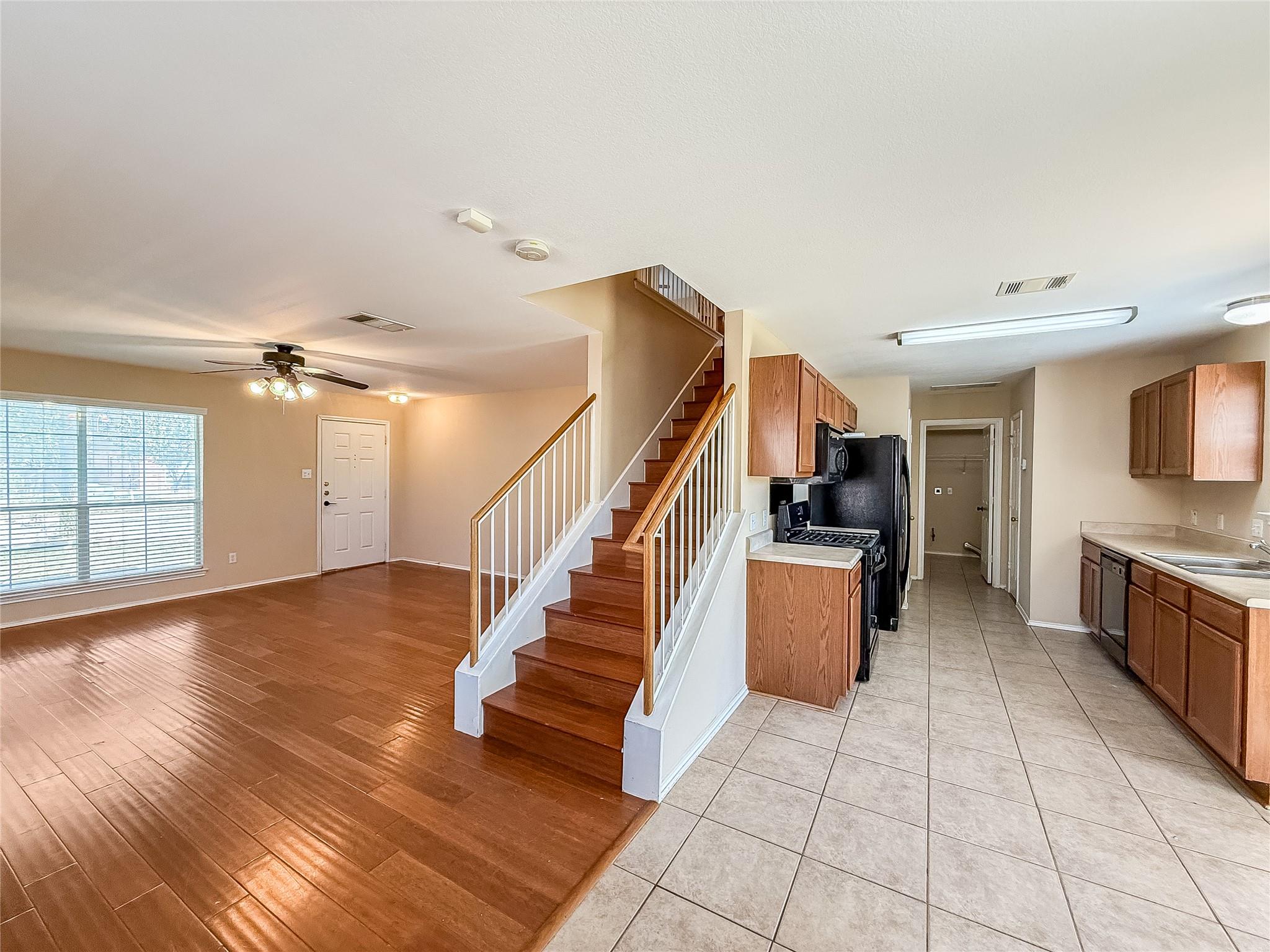 909 Remington Dr, Leander, TX 78641