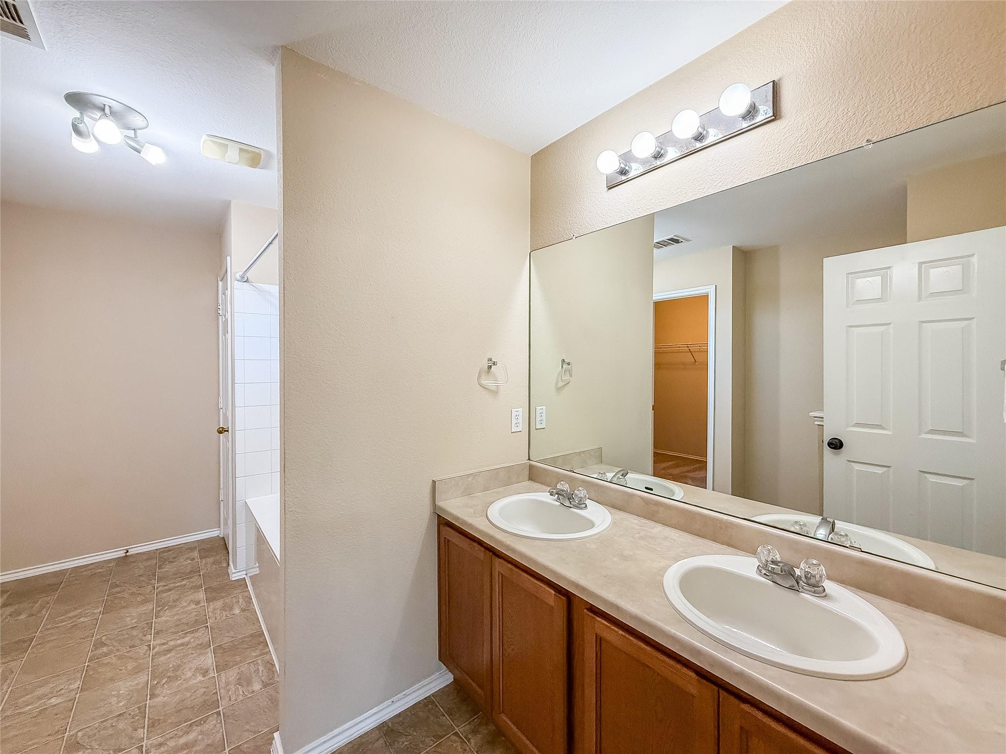 909 Remington Dr, Leander, TX 78641