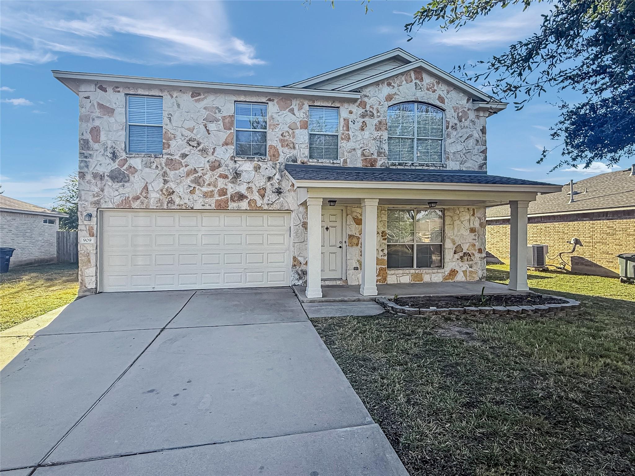 909 Remington Dr, Leander, TX 78641