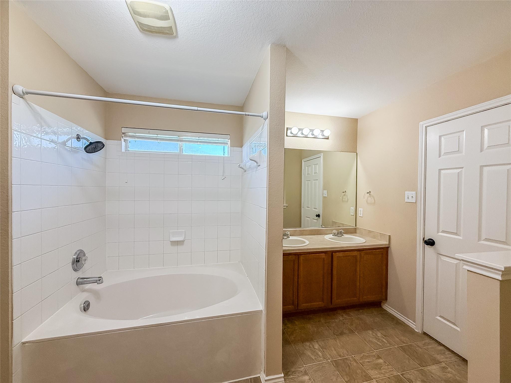 909 Remington Dr, Leander, TX 78641