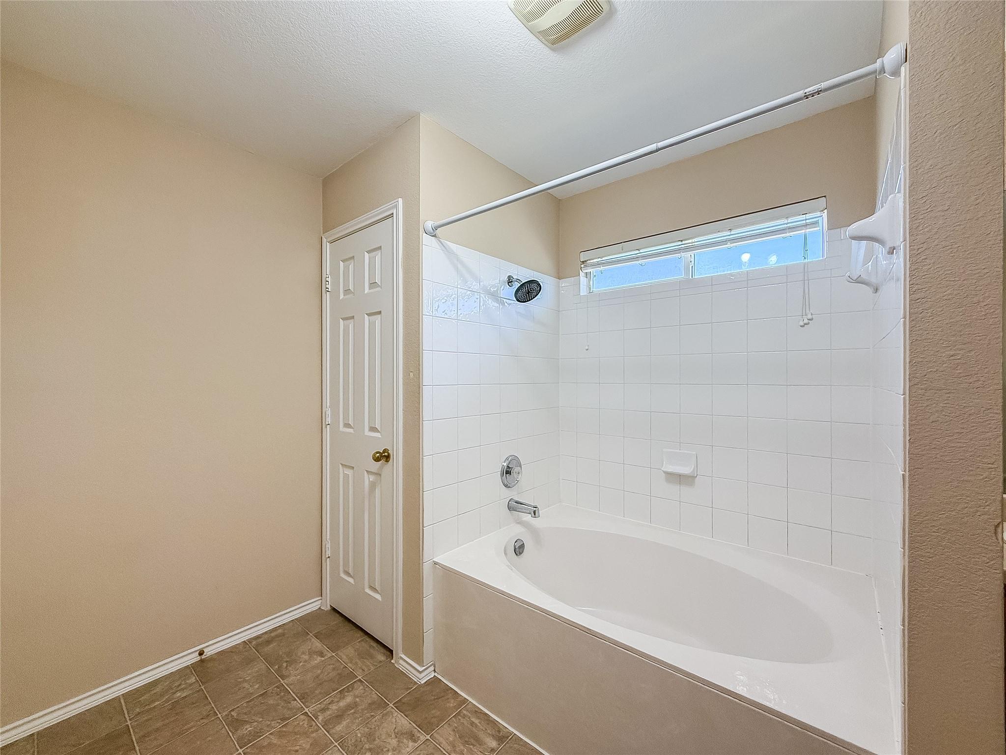 909 Remington Dr, Leander, TX 78641