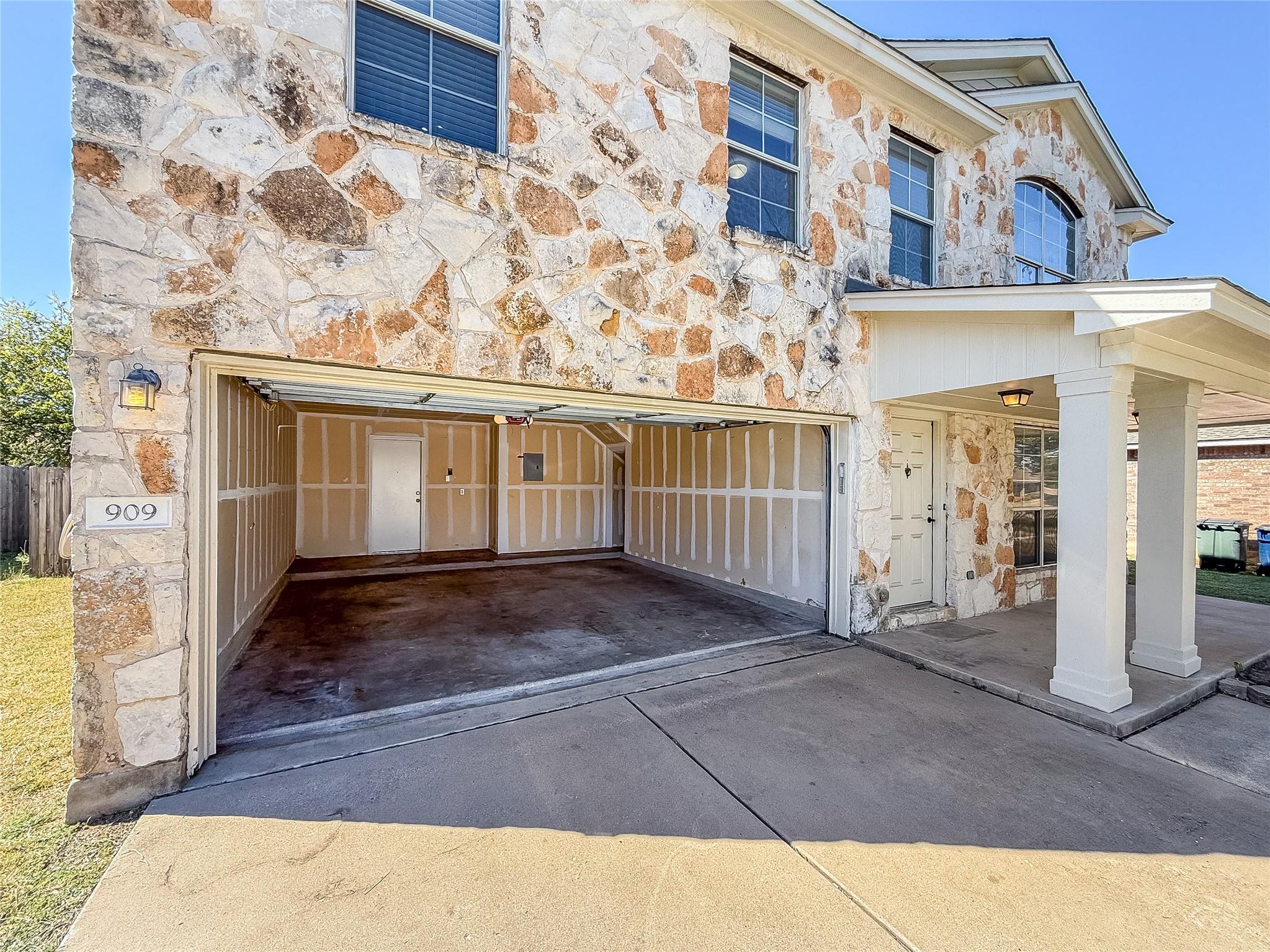 909 Remington Dr, Leander, TX 78641
