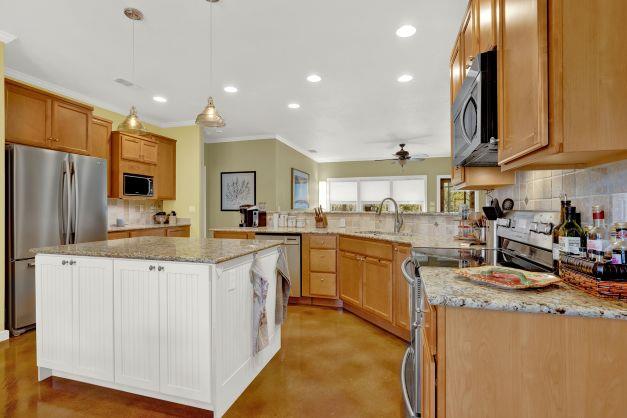 1811 N Llano St, Fredericksburg, TX 78624