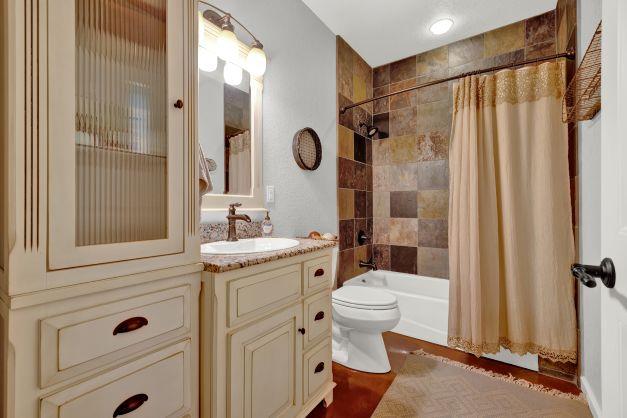 1811 N Llano St, Fredericksburg, TX 78624