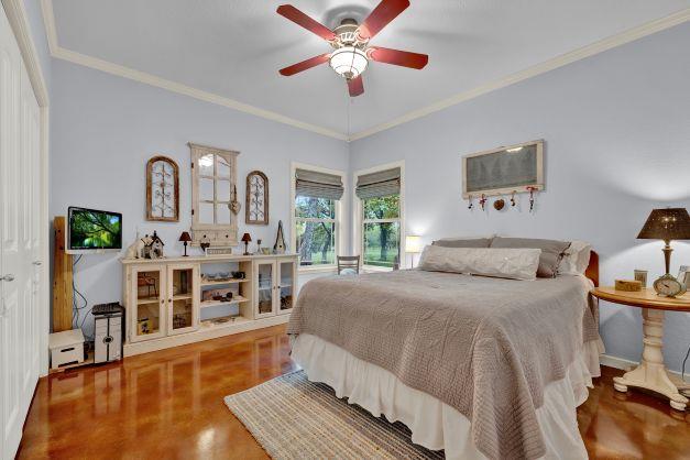 1811 N Llano St, Fredericksburg, TX 78624