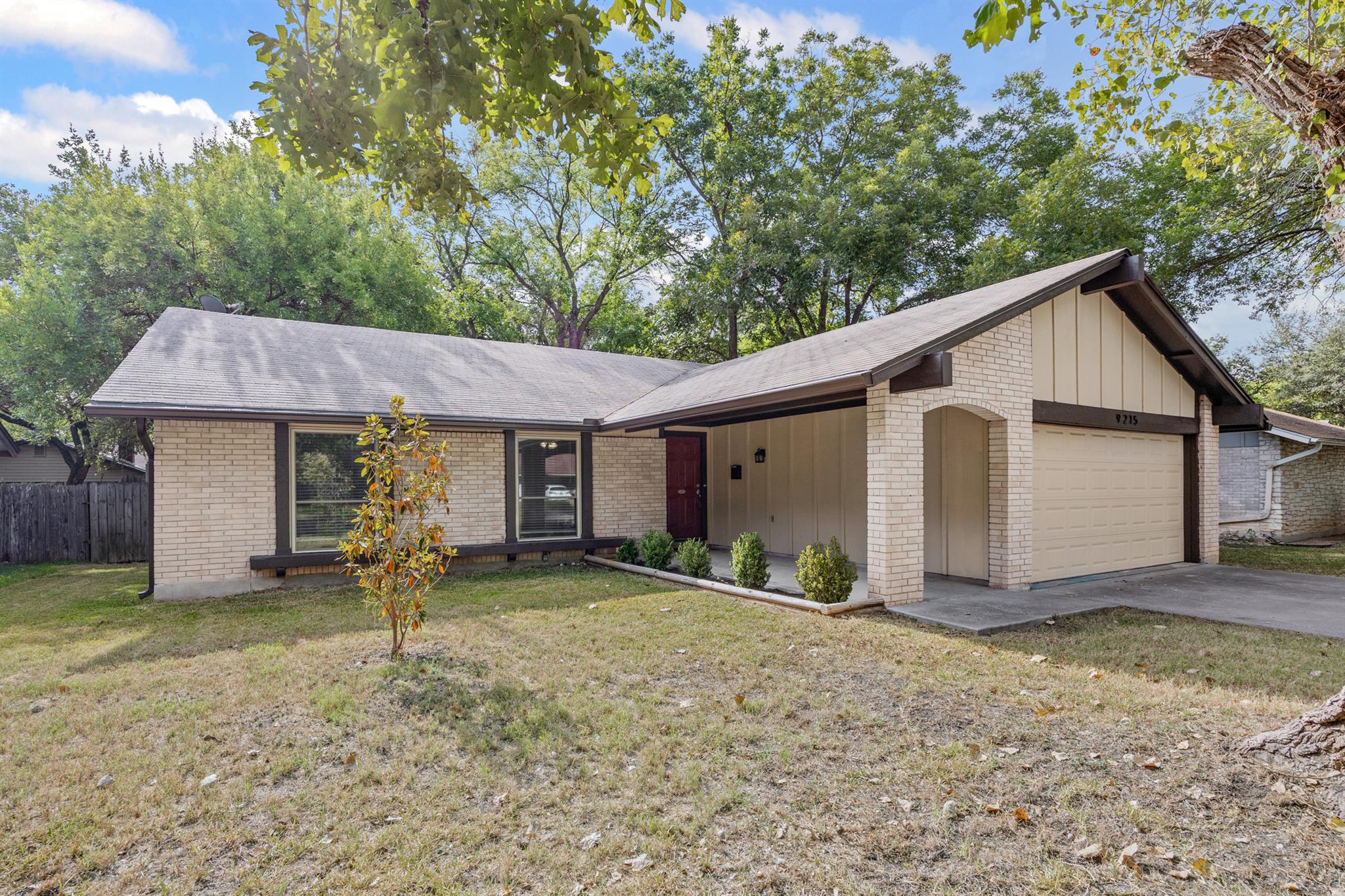 9215 Hunters Trce E, Austin, TX 78758