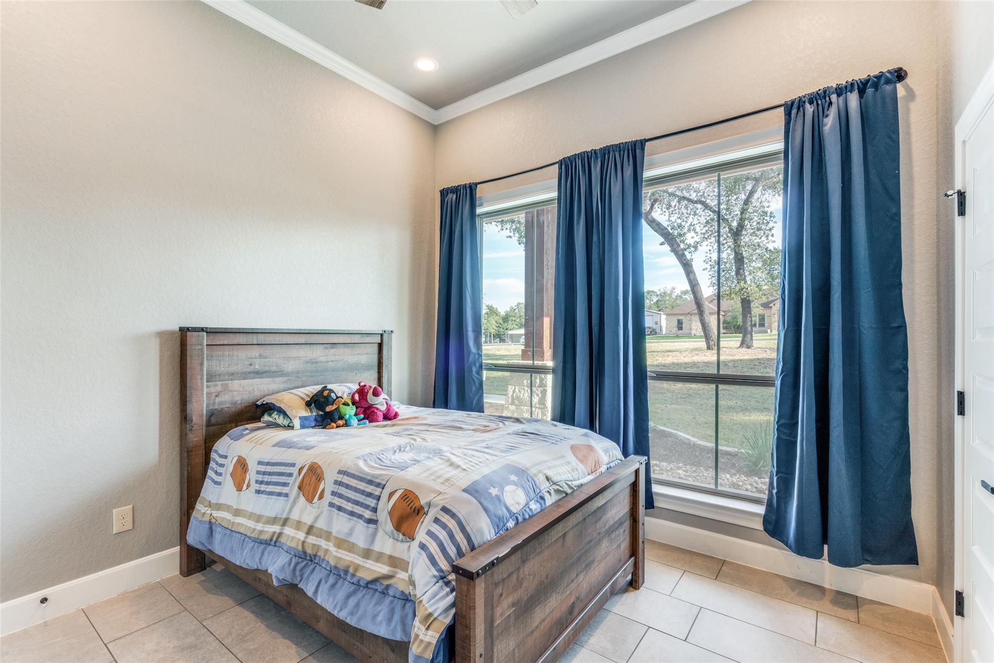 105 Calvary Dr, Adkins, TX 78101