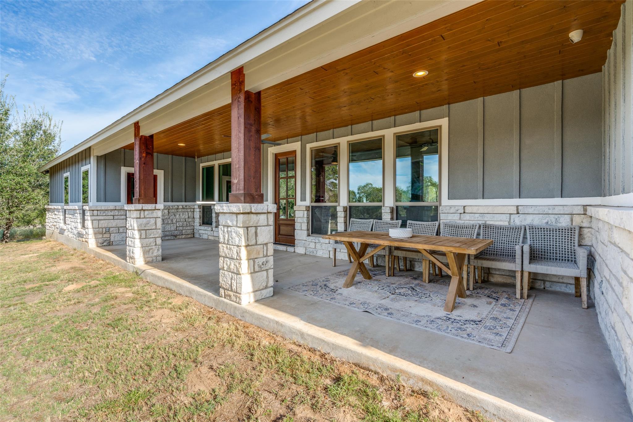 105 Calvary Dr, Adkins, TX 78101