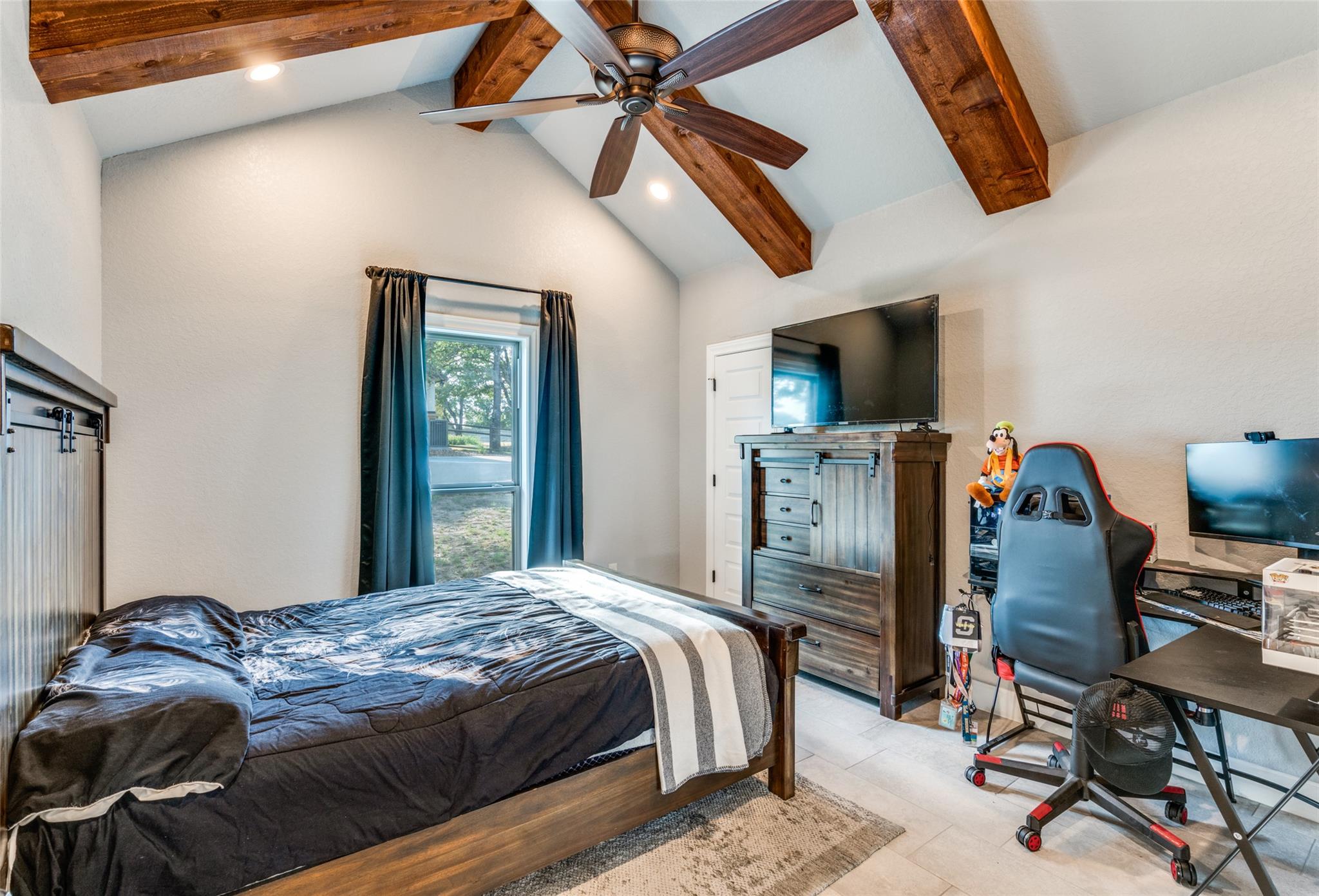 105 Calvary Dr, Adkins, TX 78101