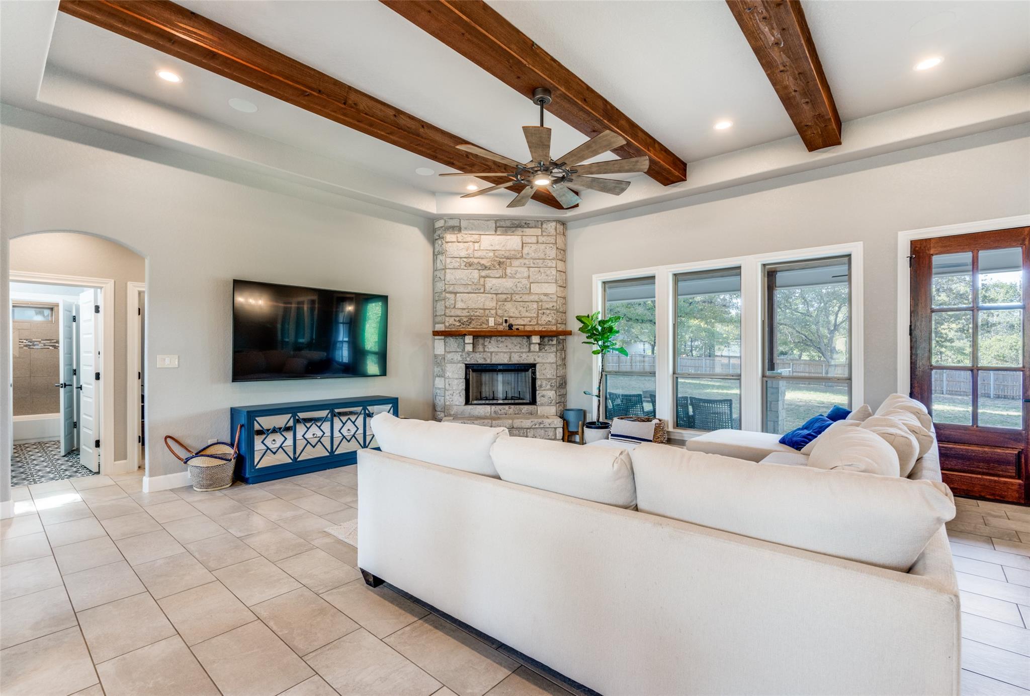 105 Calvary Dr, Adkins, TX 78101