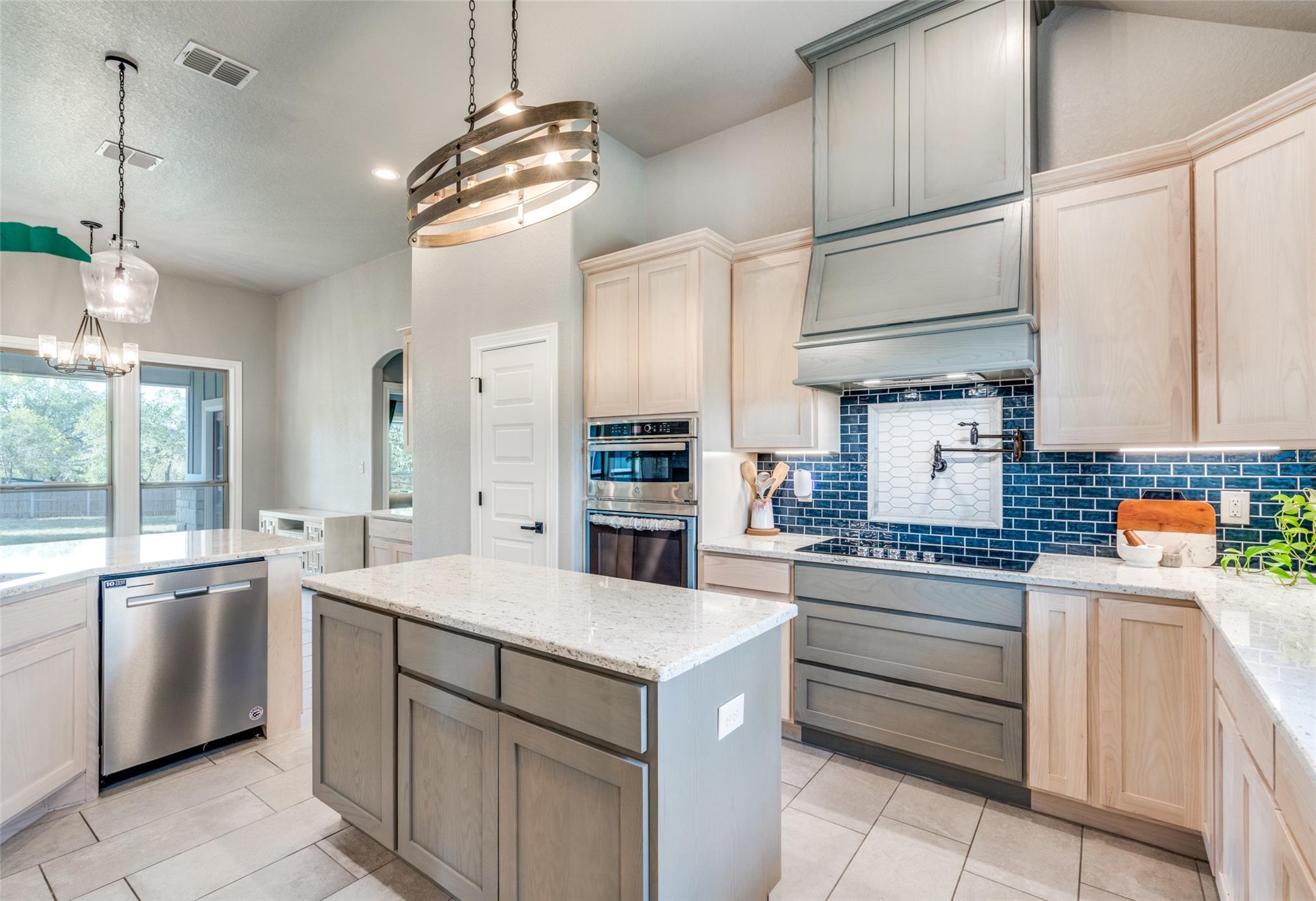 105 Calvary Dr, Adkins, TX 78101