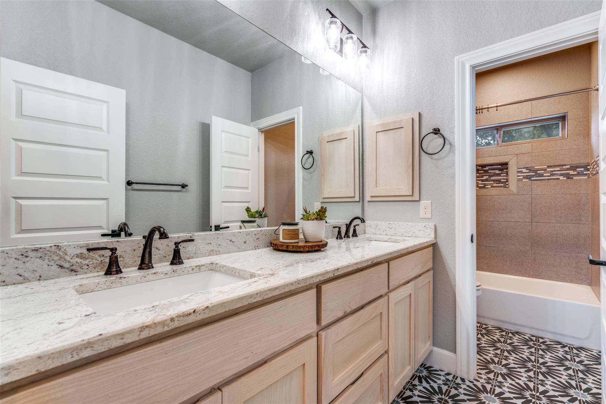 105 Calvary Dr, Adkins, TX 78101