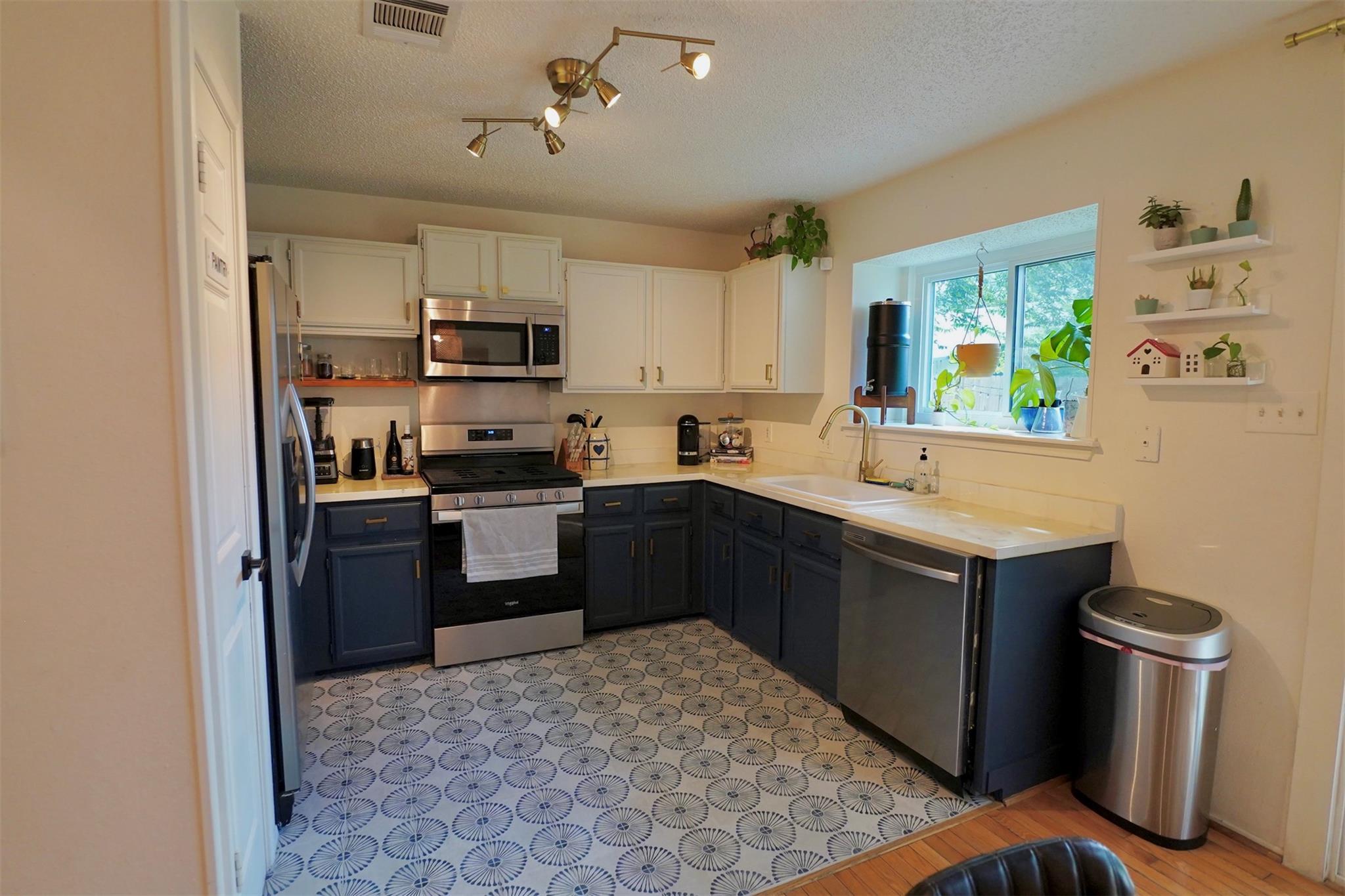 2106 Bluebonnet Dr, Round Rock, TX 78664