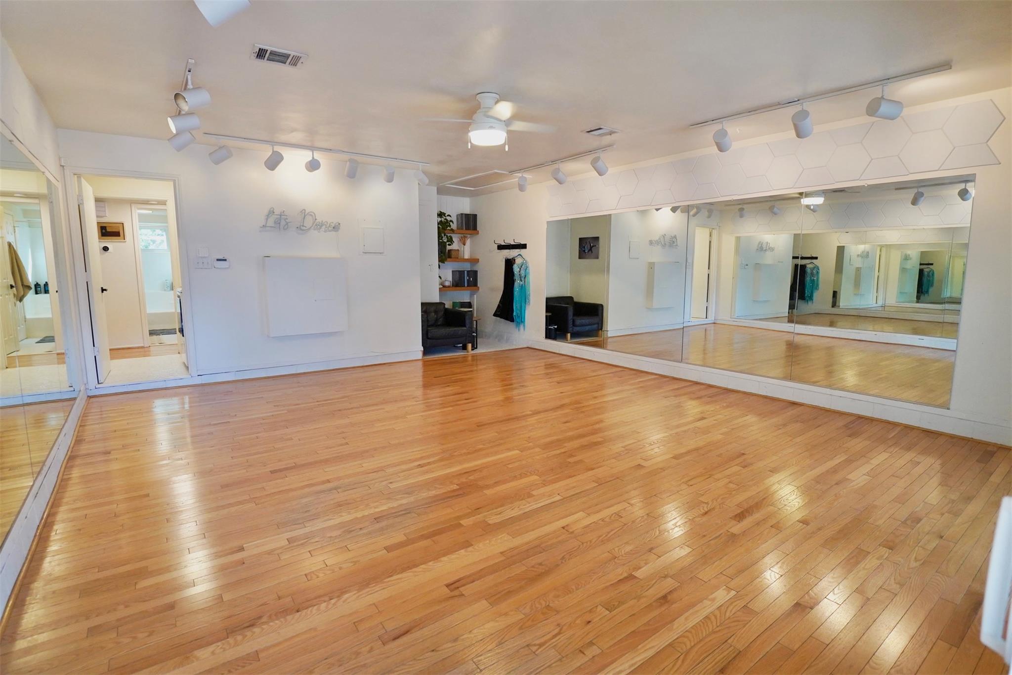 2106 Bluebonnet Dr, Round Rock, TX 78664