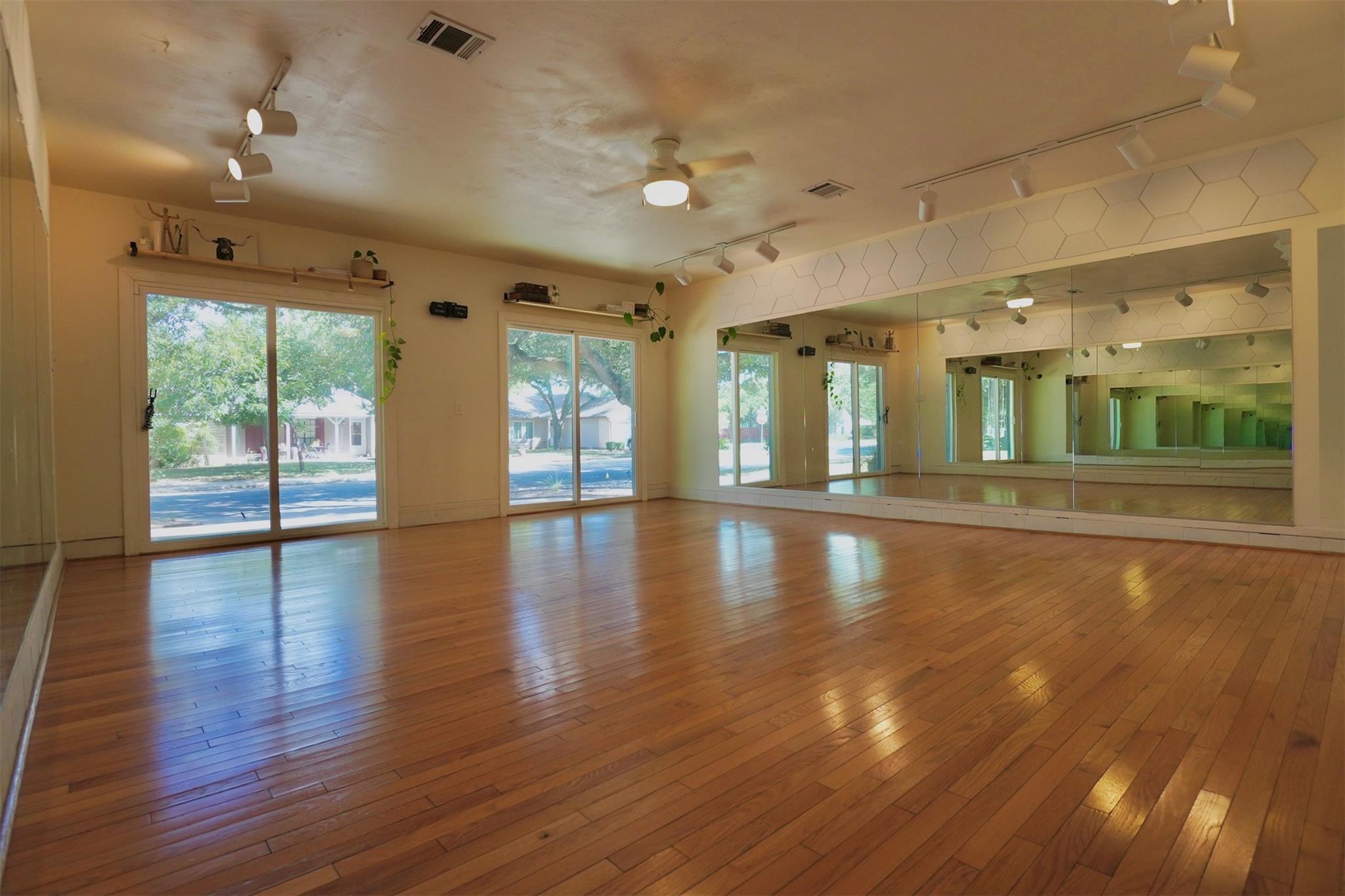 2106 Bluebonnet Dr, Round Rock, TX 78664