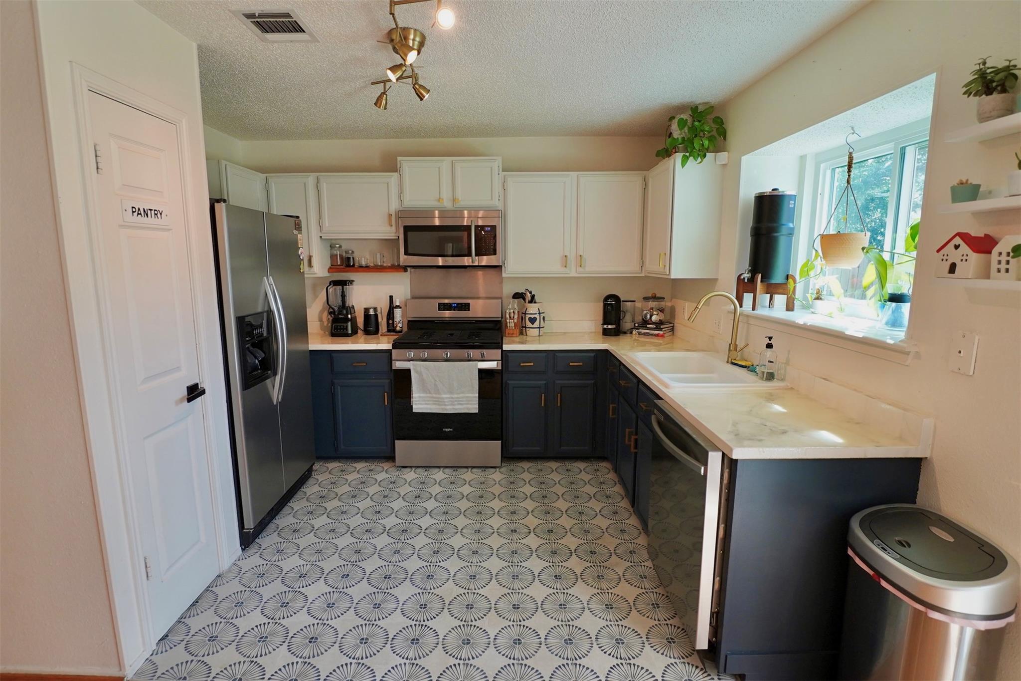 2106 Bluebonnet Dr, Round Rock, TX 78664