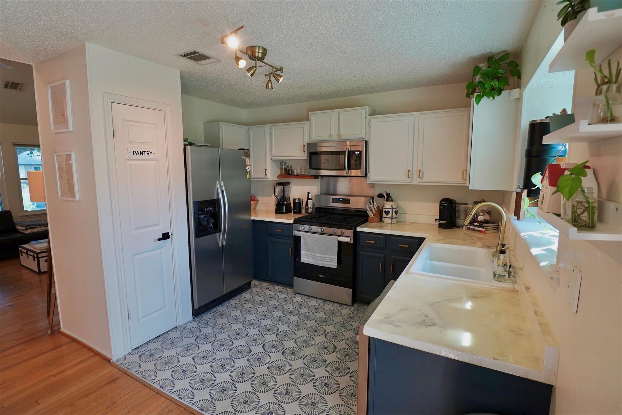 2106 Bluebonnet Dr, Round Rock, TX 78664