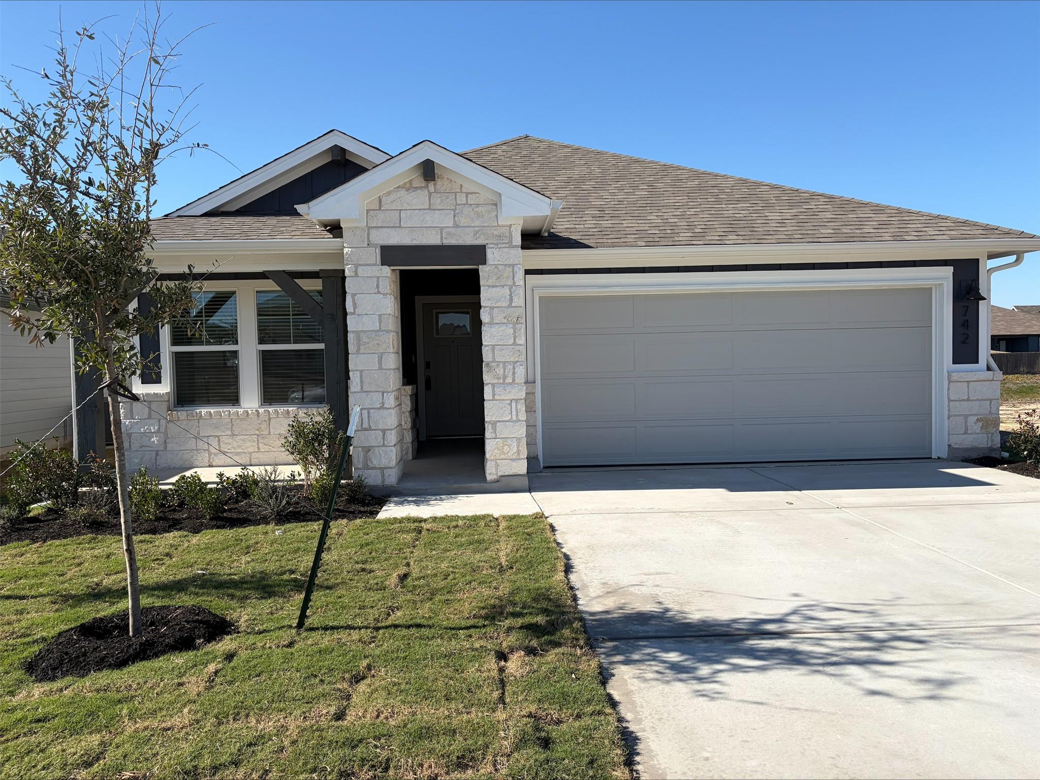 742 Universal Dr, Hutto, TX 78634
