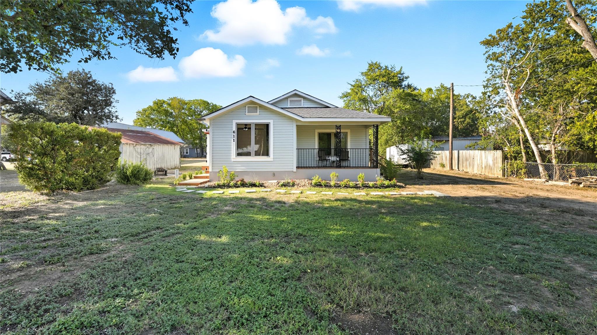 611 Qualls St, Gonzales, TX 78629