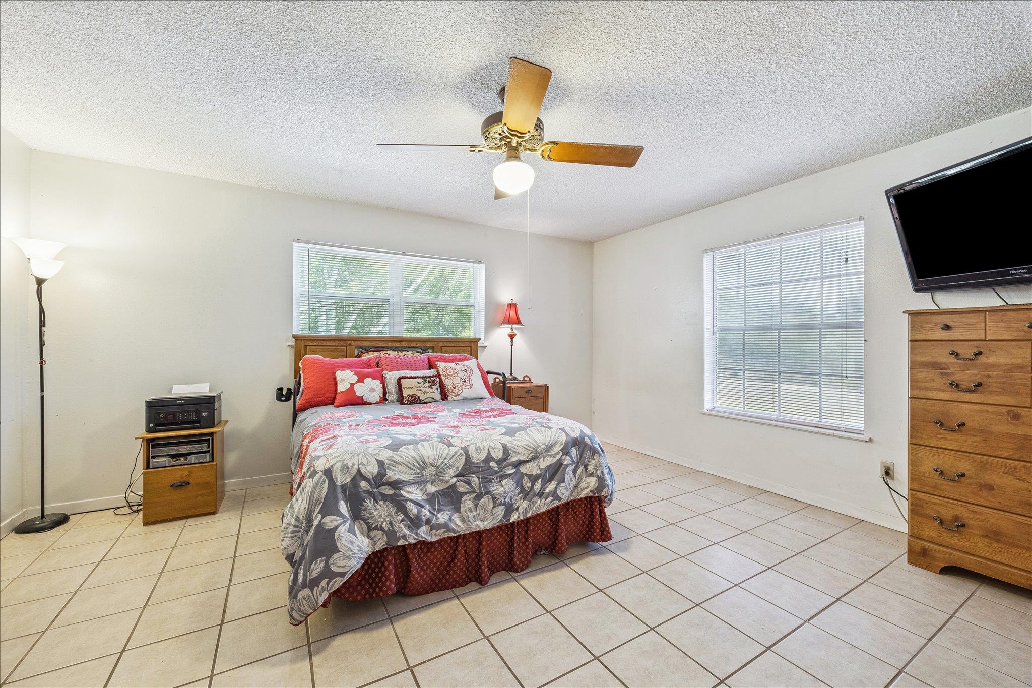 1500 S Main St, Taylor, TX 76574