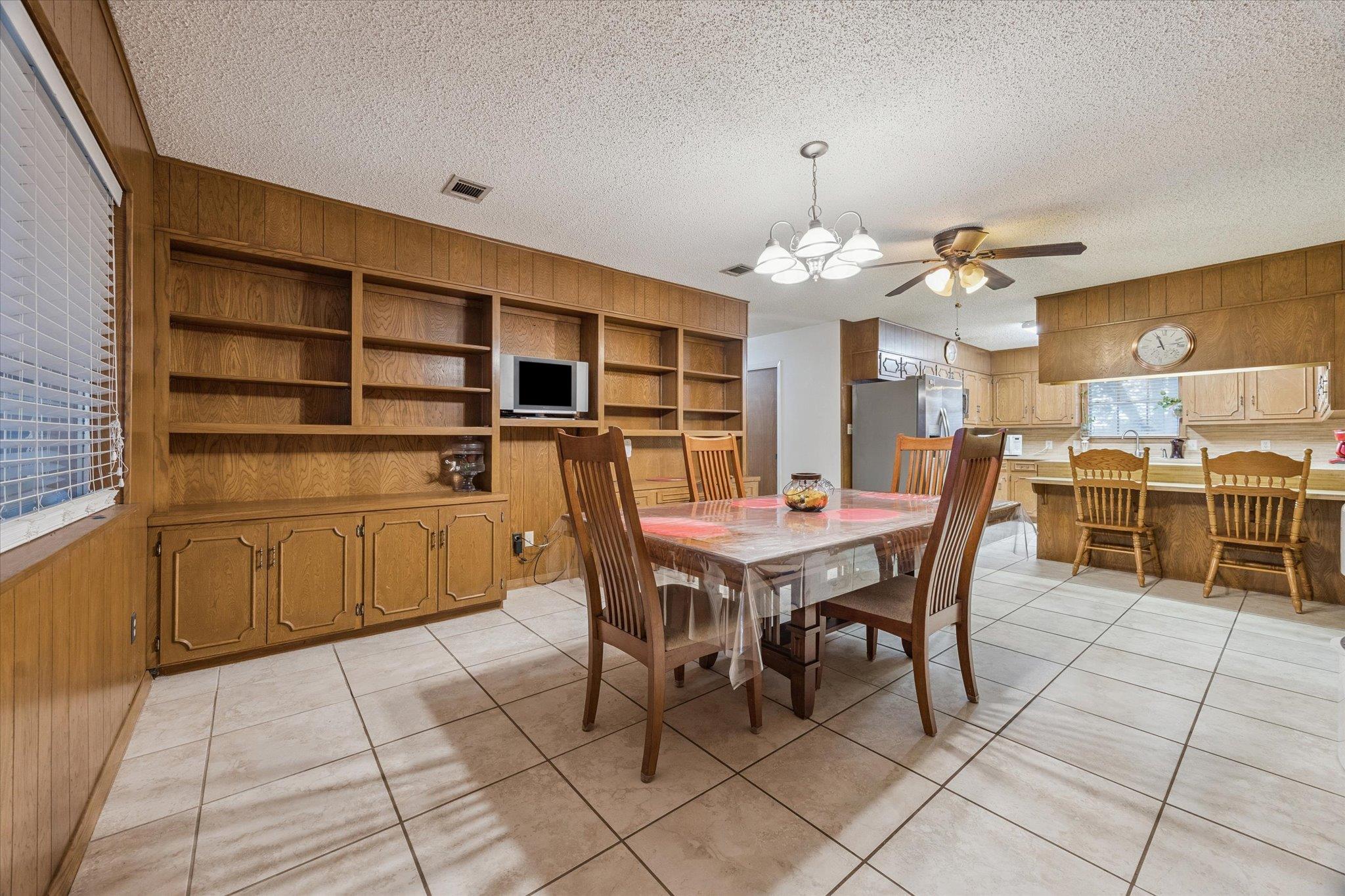 1500 S Main St, Taylor, TX 76574