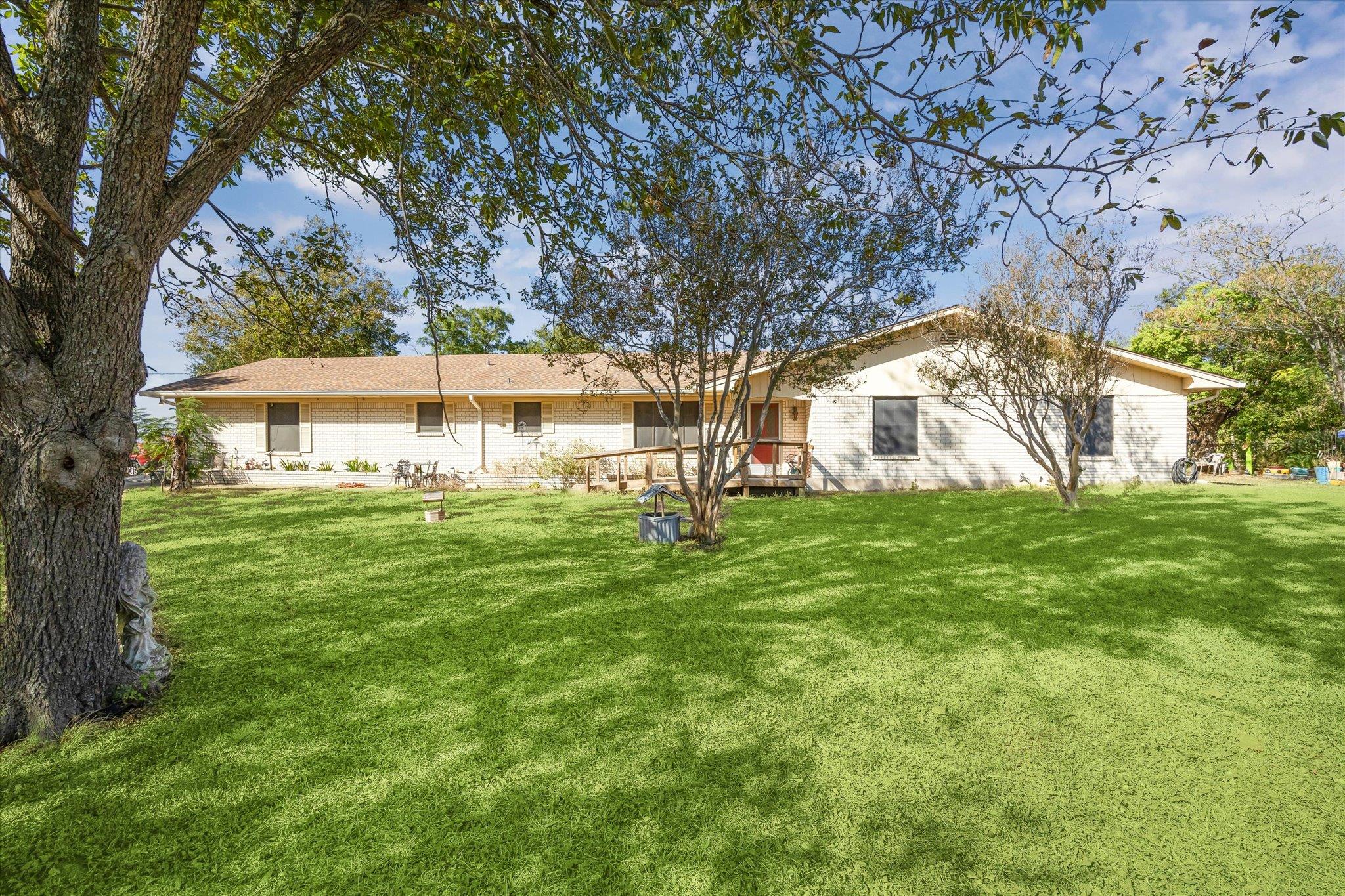 1500 S Main St, Taylor, TX 76574