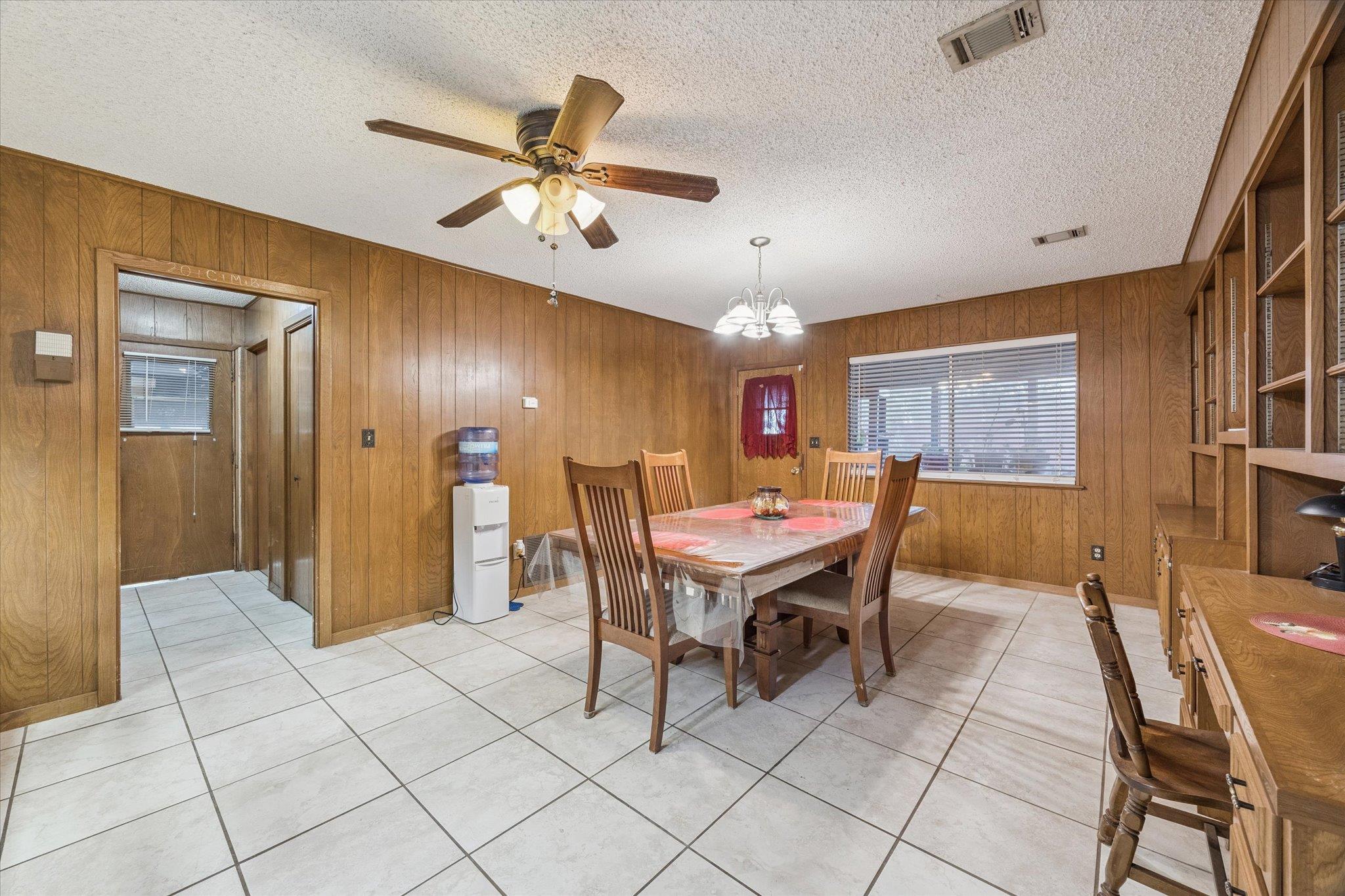 1500 S Main St, Taylor, TX 76574