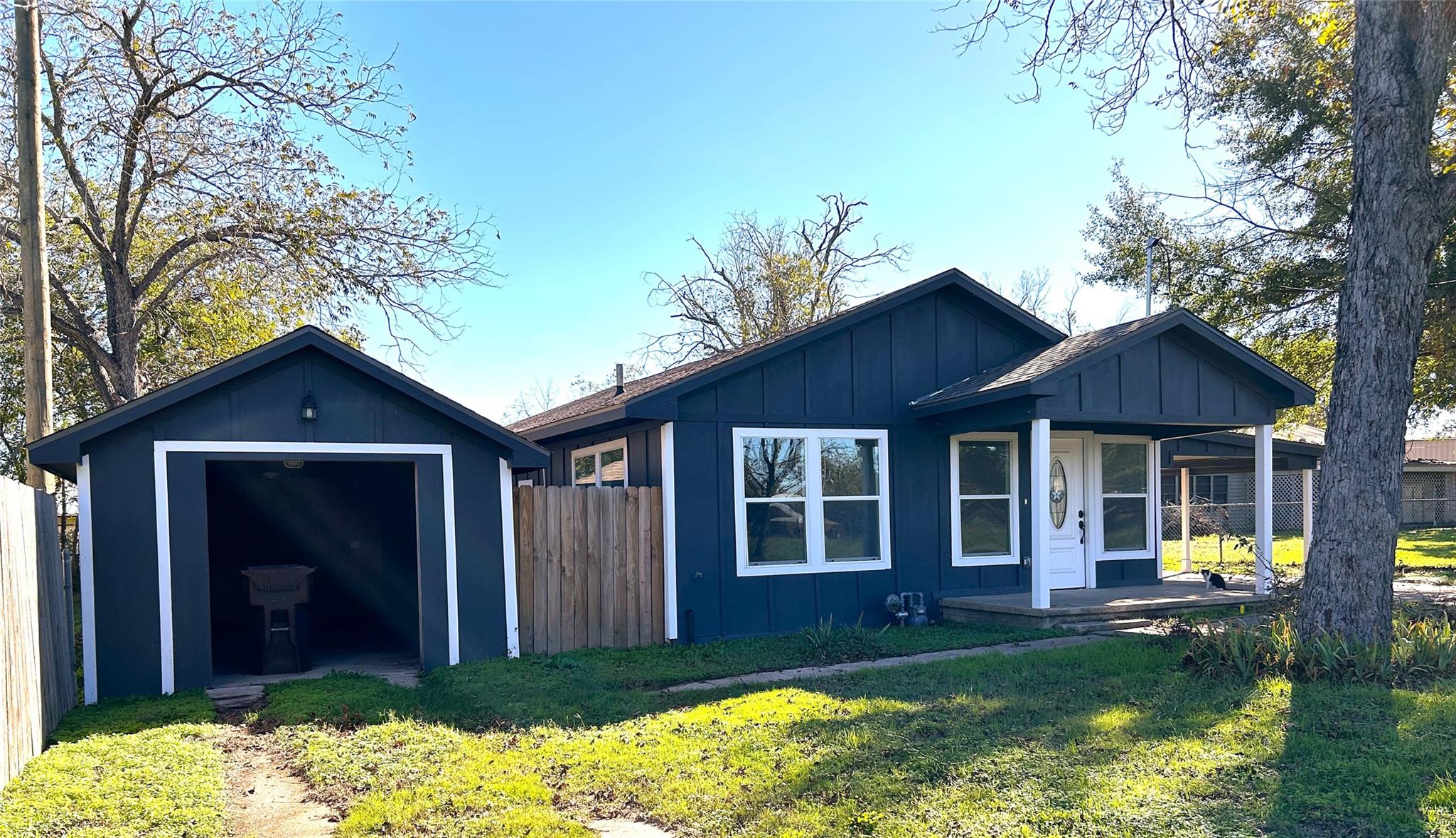 635 White Ave, Rockdale, TX 76567