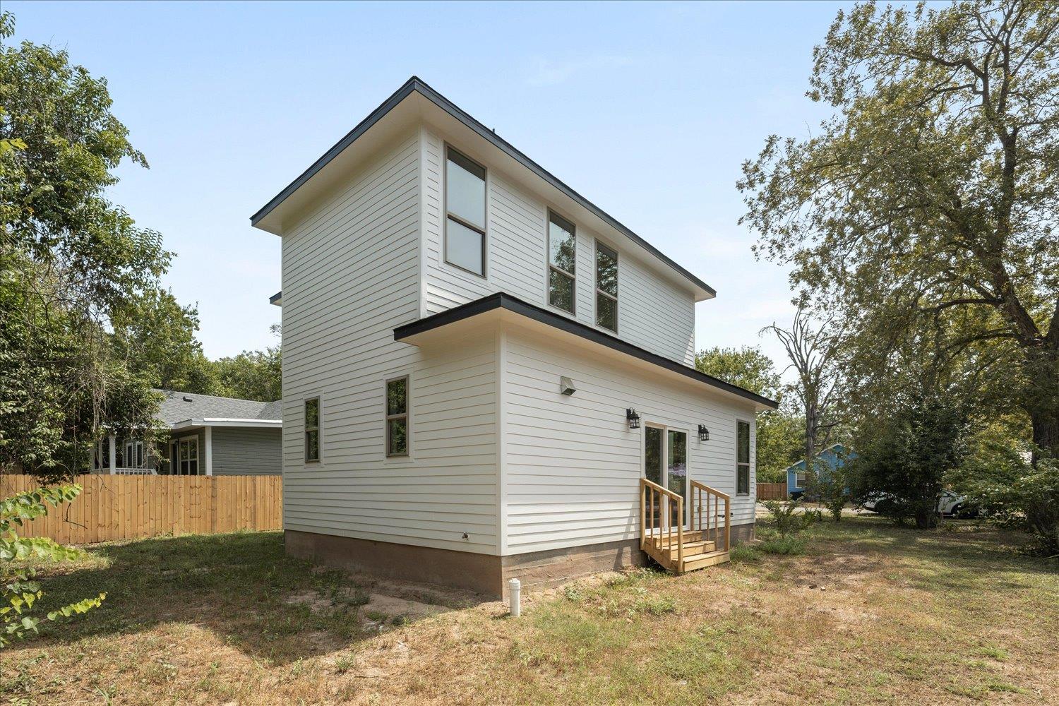 504 Walker St, Smithville, TX 78957