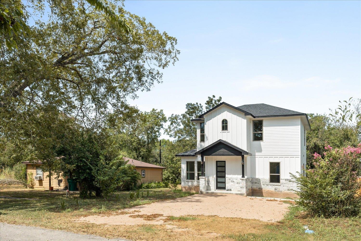 504 Walker St, Smithville, TX 78957