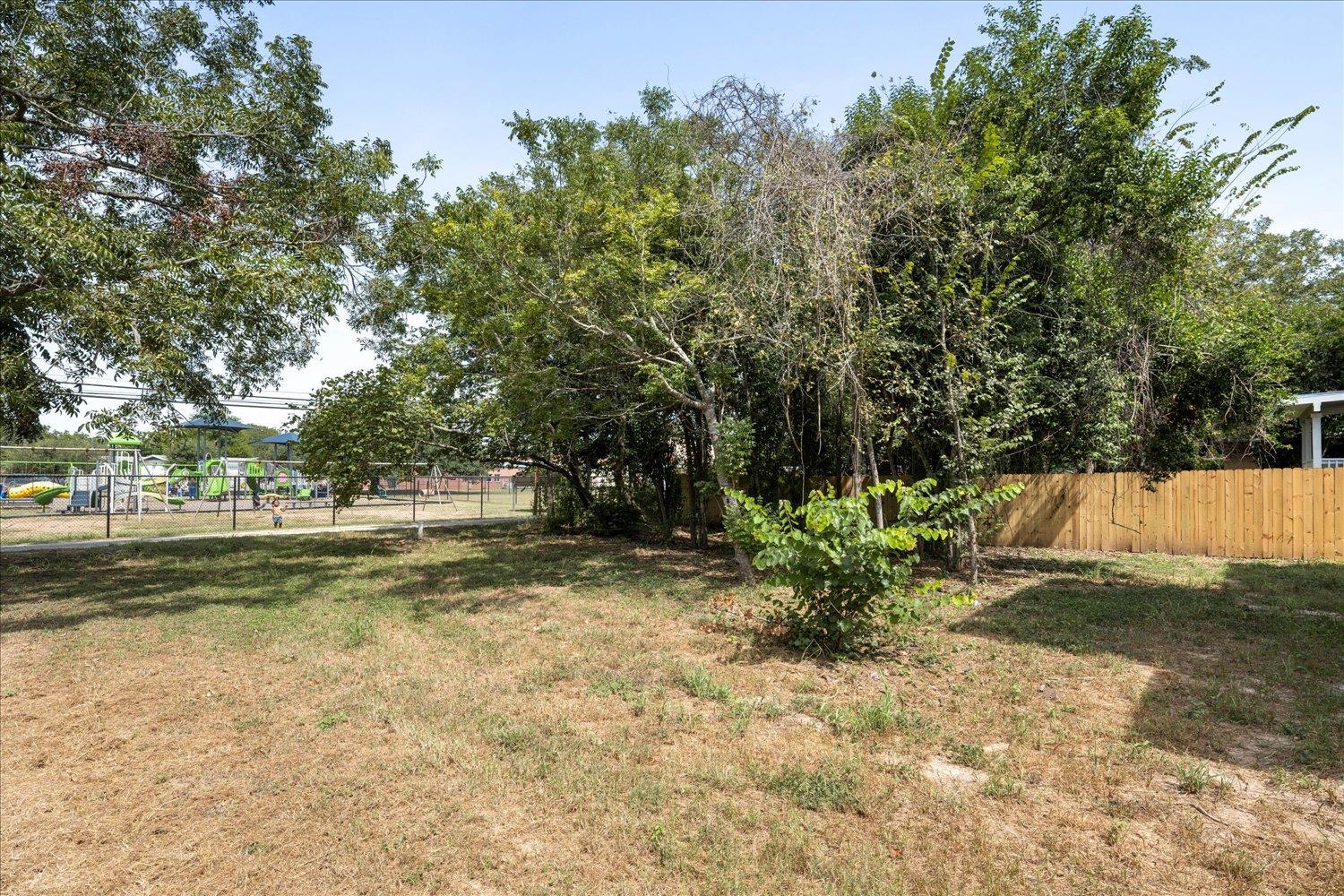 504 Walker St, Smithville, TX 78957