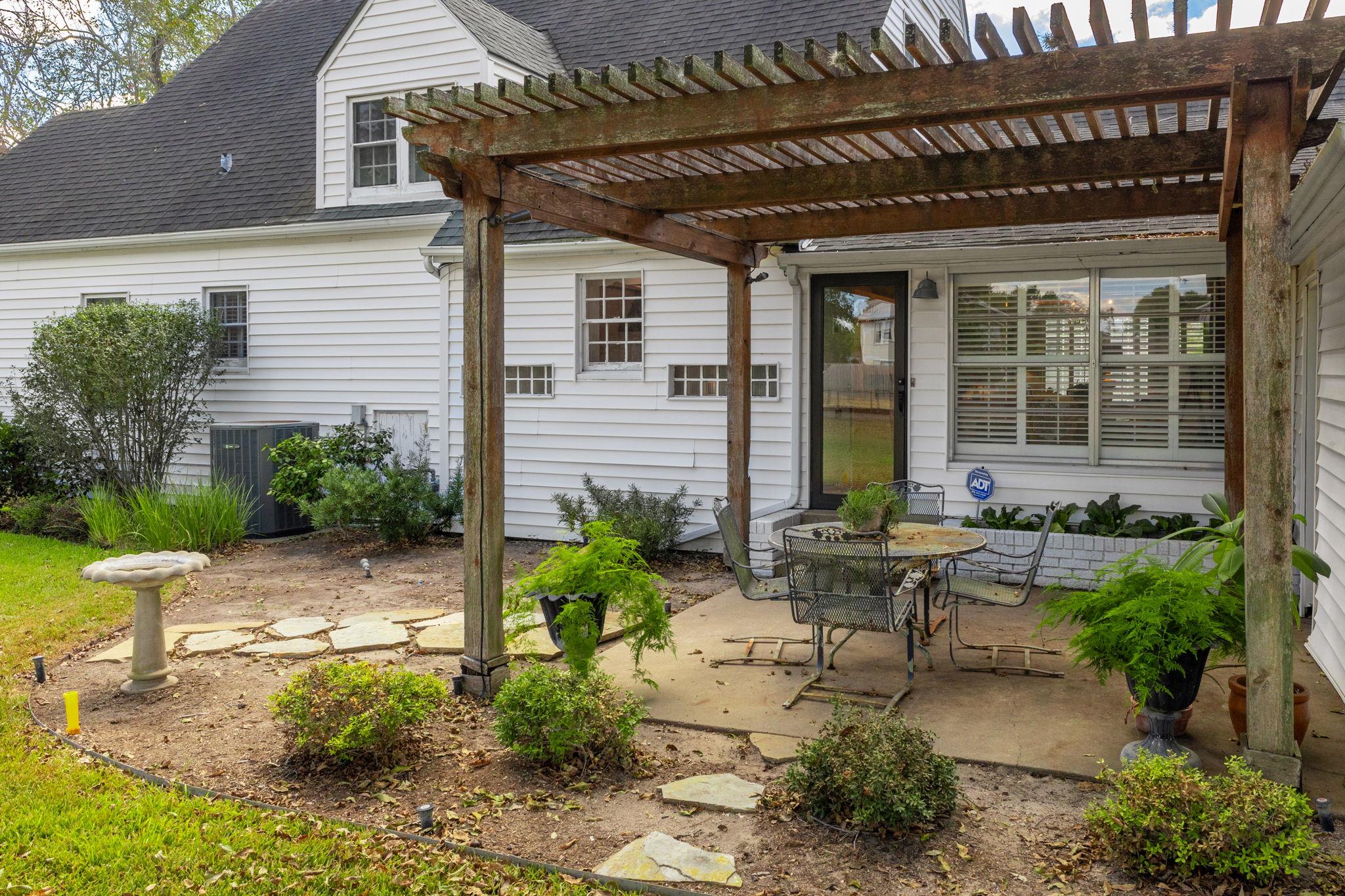 901 Anderson St, Schulenburg, TX 78956