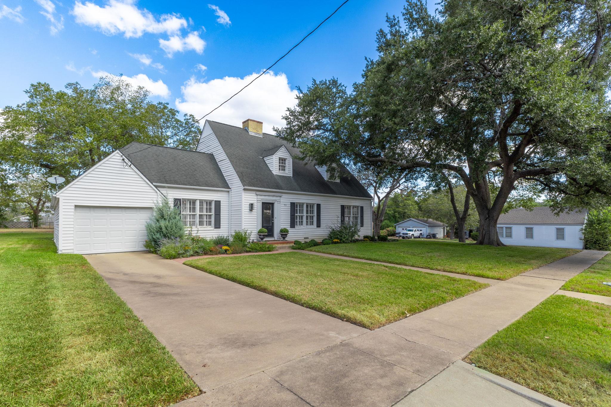 901 Anderson St, Schulenburg, TX 78956