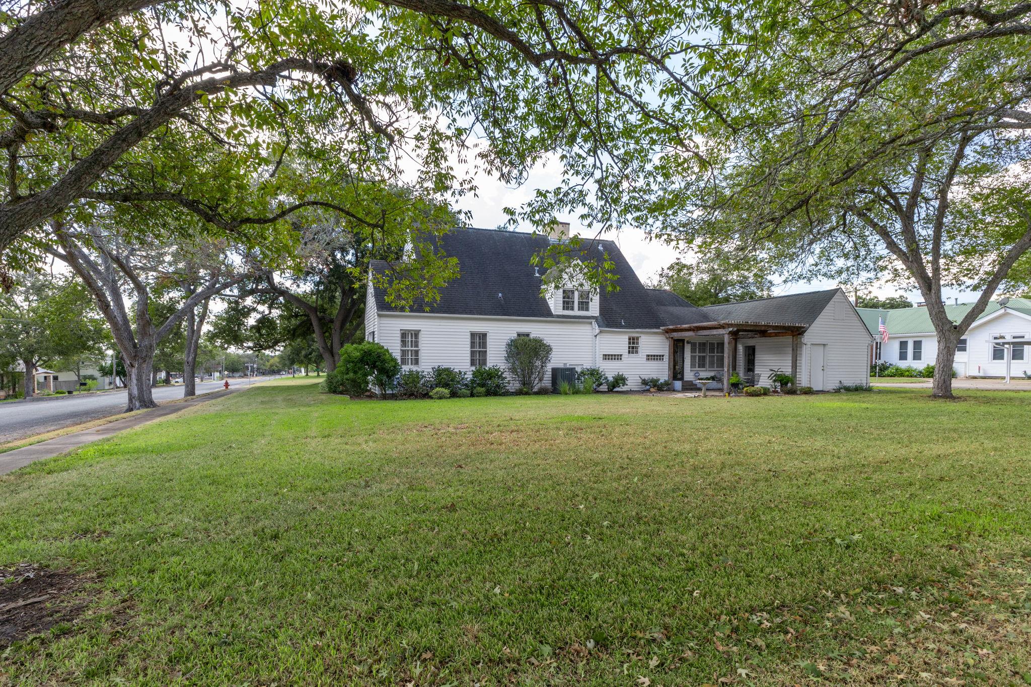 901 Anderson St, Schulenburg, TX 78956