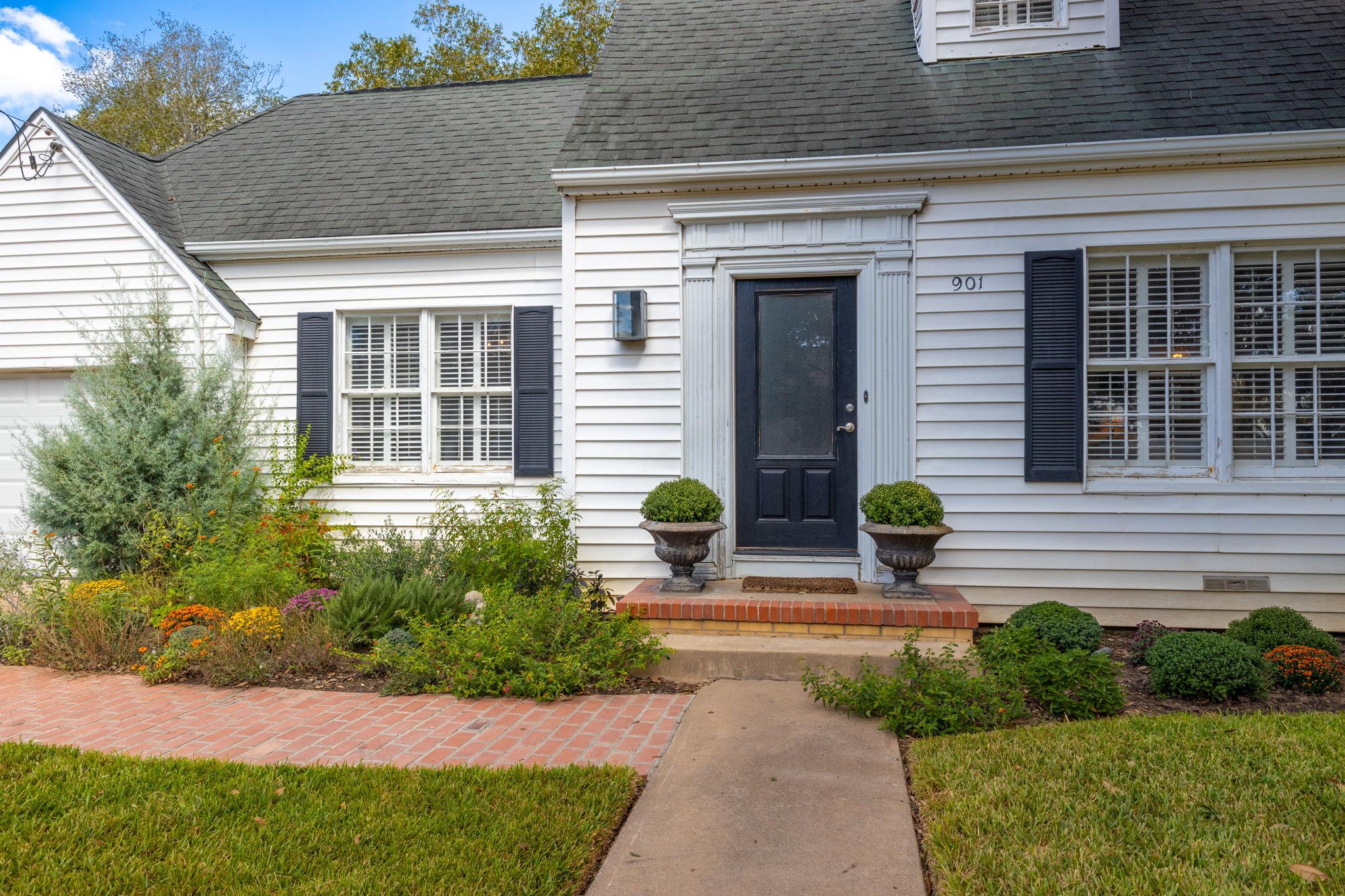 901 Anderson St, Schulenburg, TX 78956