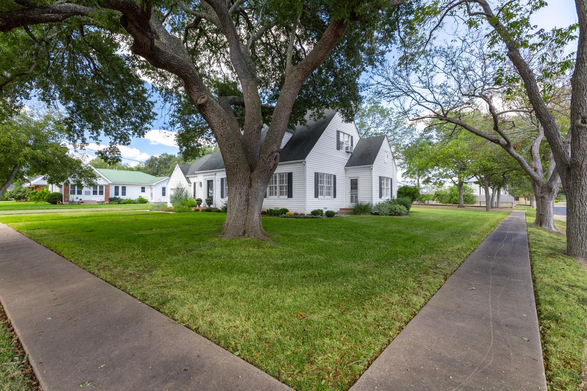 901 Anderson St, Schulenburg, TX 78956