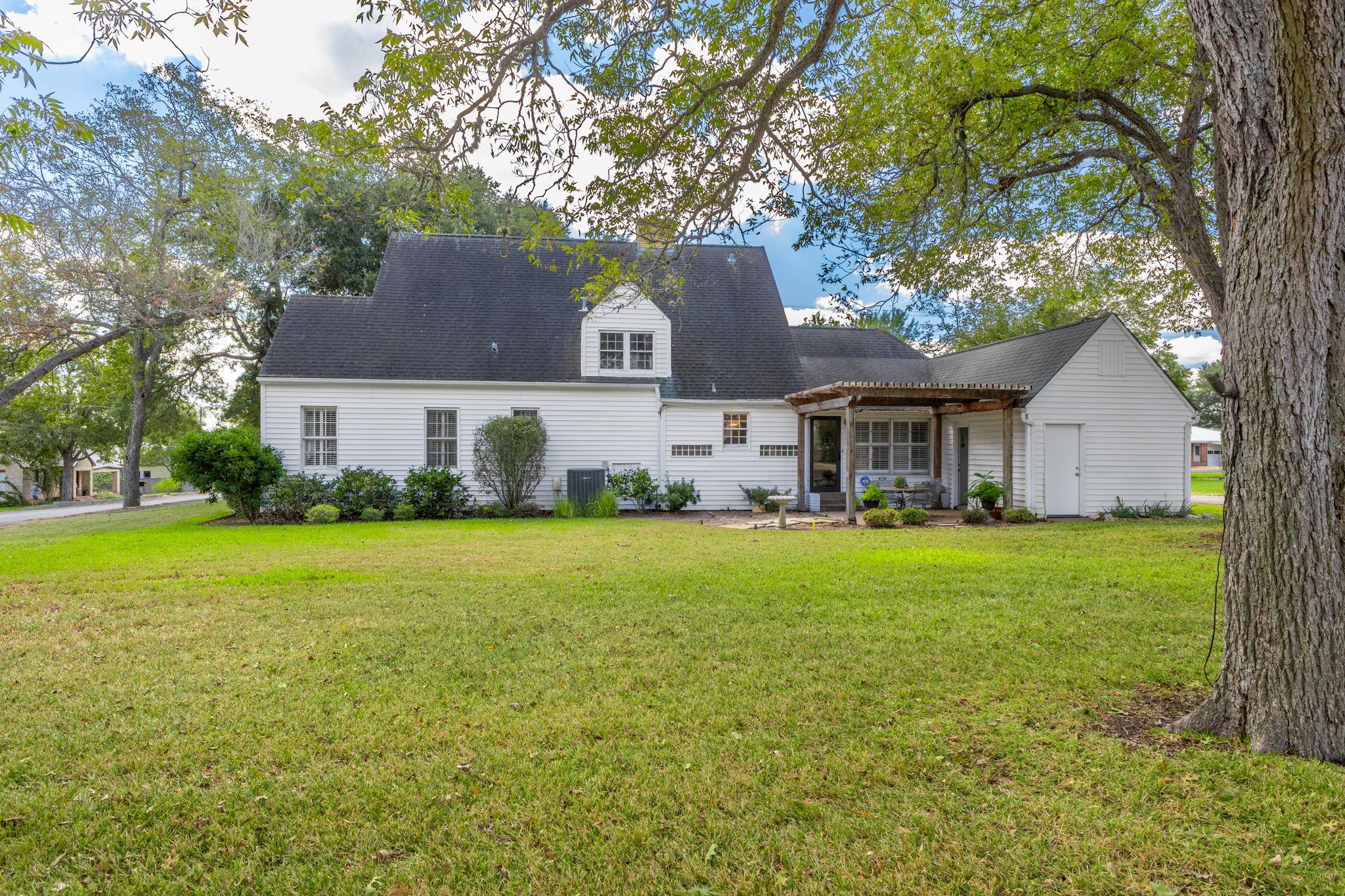 901 Anderson St, Schulenburg, TX 78956