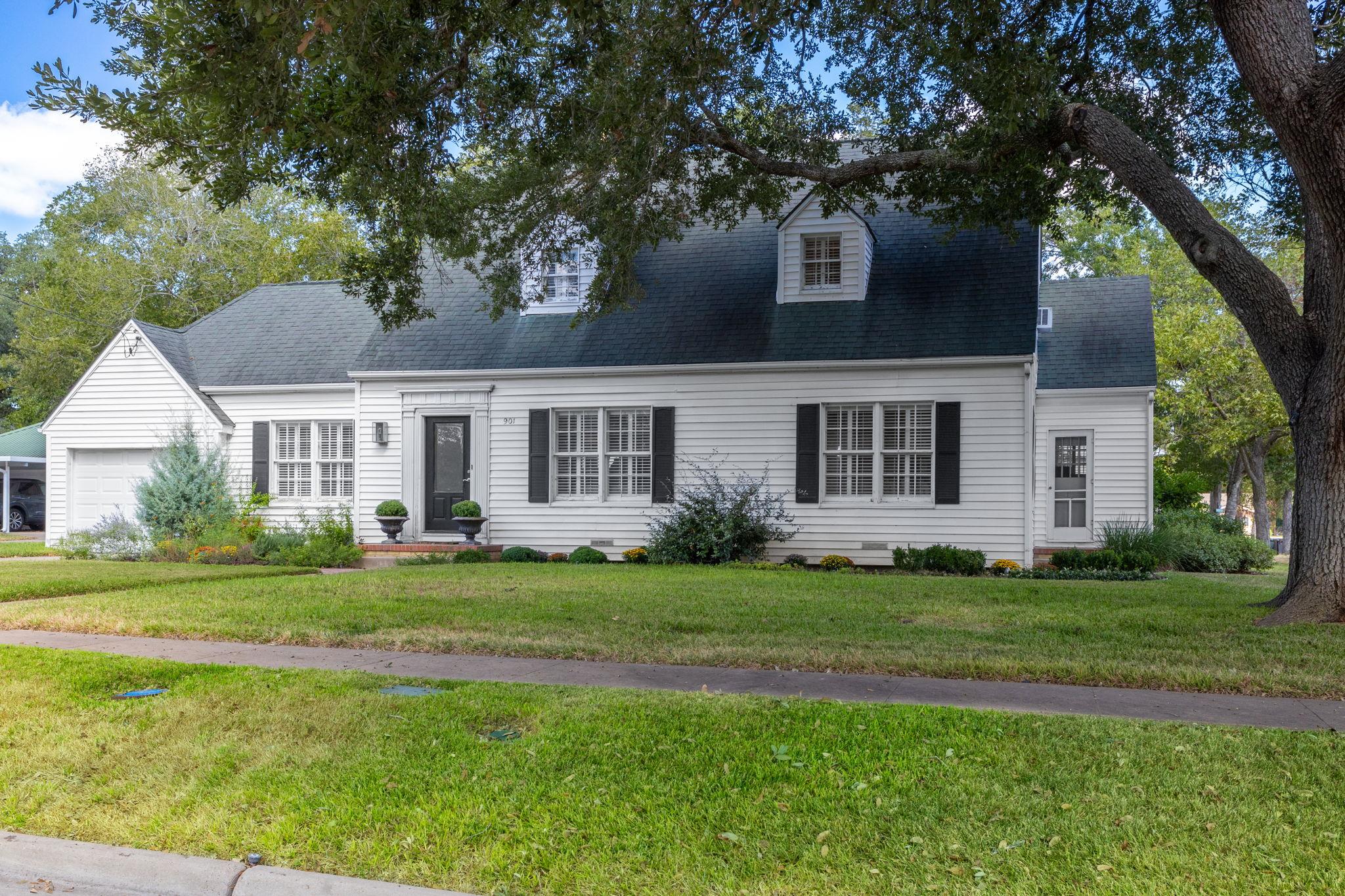 901 Anderson St, Schulenburg, TX 78956