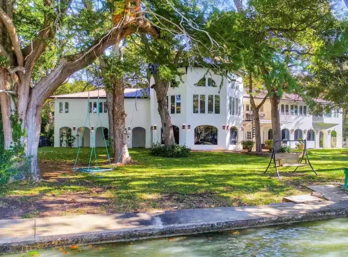 1263 Terminal Loop Rd, McQueeney, TX 78123