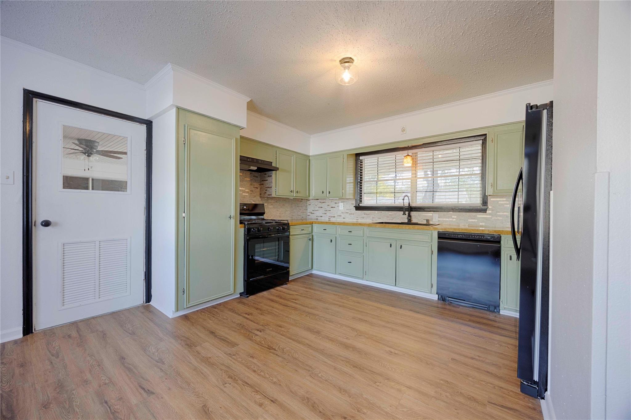 909 Eilers St, Schulenburg, TX 78956