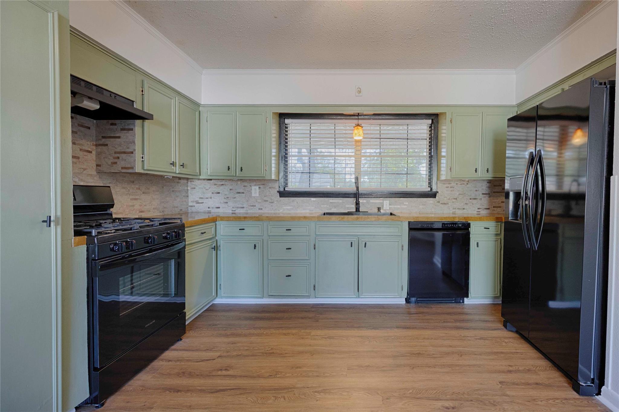 909 Eilers St, Schulenburg, TX 78956