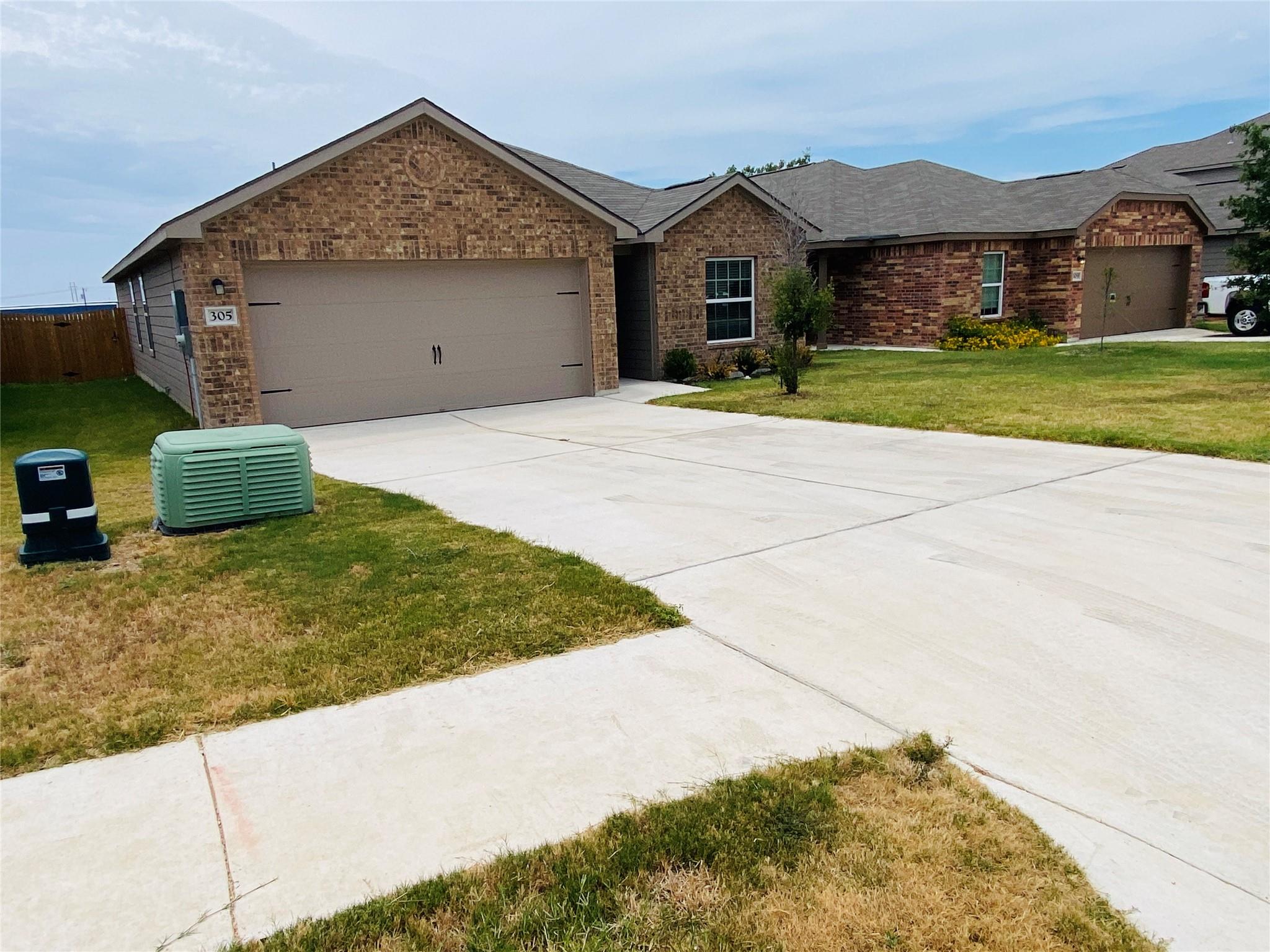 305 Crescent Park Dr, Jarrell, TX 76537