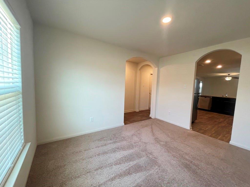 305 Crescent Park Dr, Jarrell, TX 76537