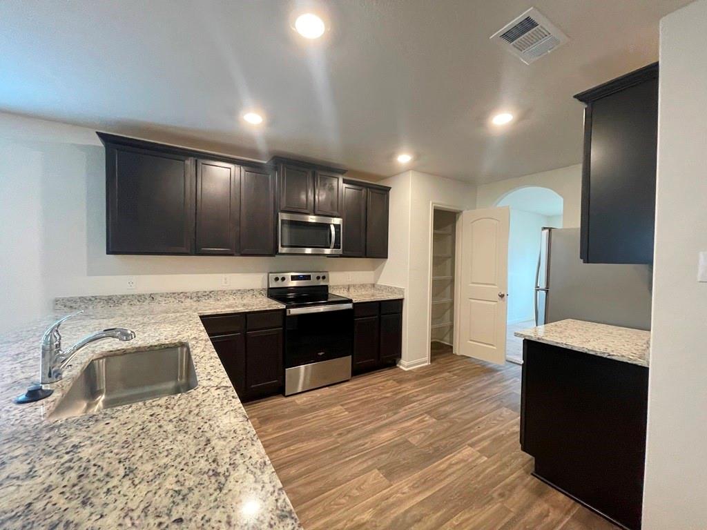 305 Crescent Park Dr, Jarrell, TX 76537