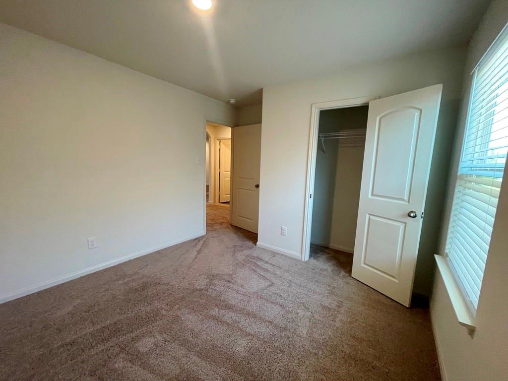 305 Crescent Park Dr, Jarrell, TX 76537