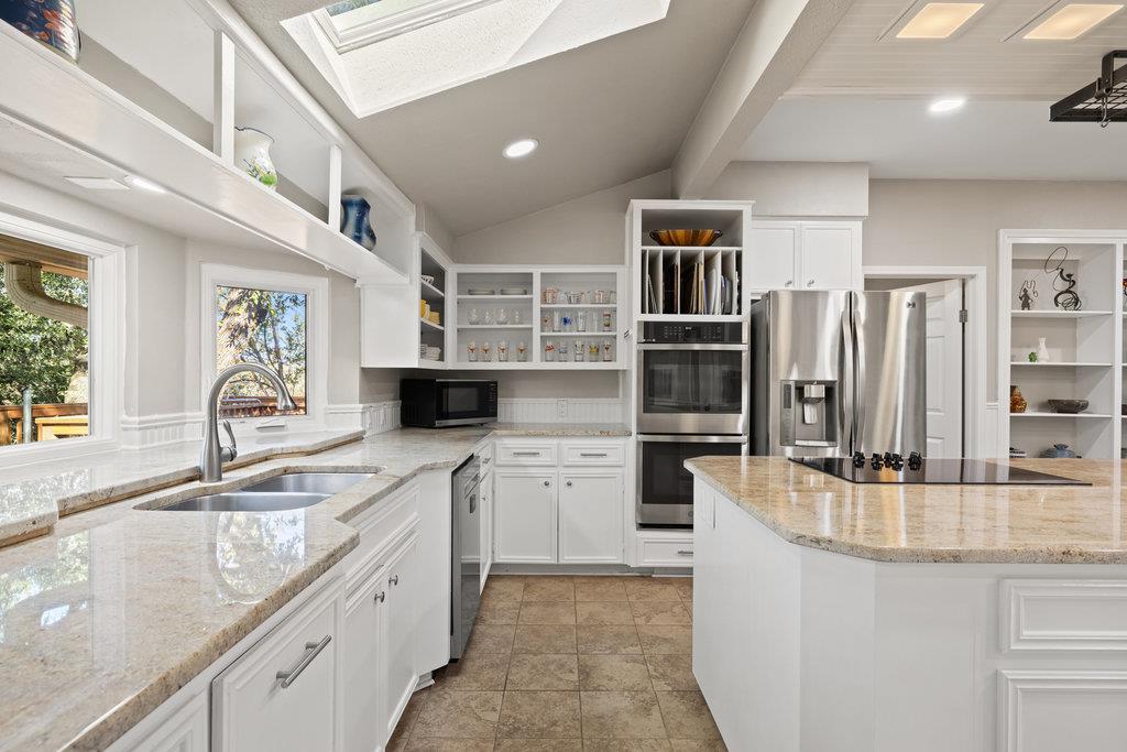 126 County Road 420 Rd, Spicewood, TX 78669