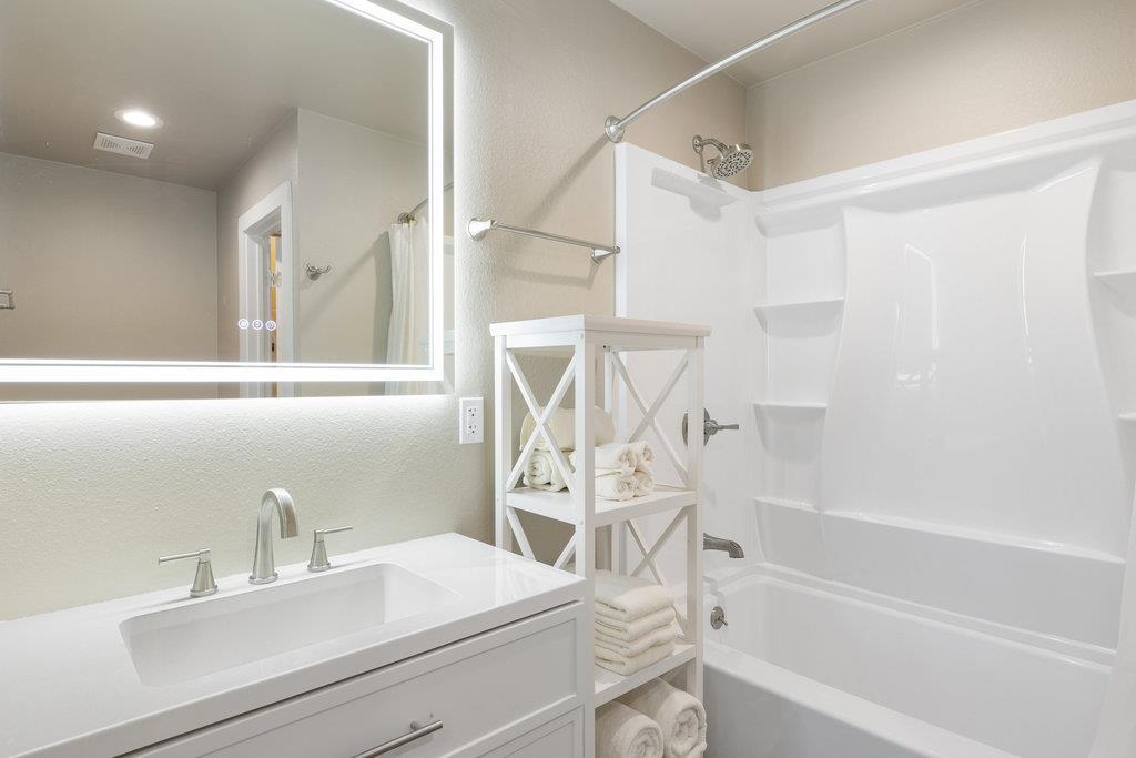 126 County Road 420 Rd, Spicewood, TX 78669