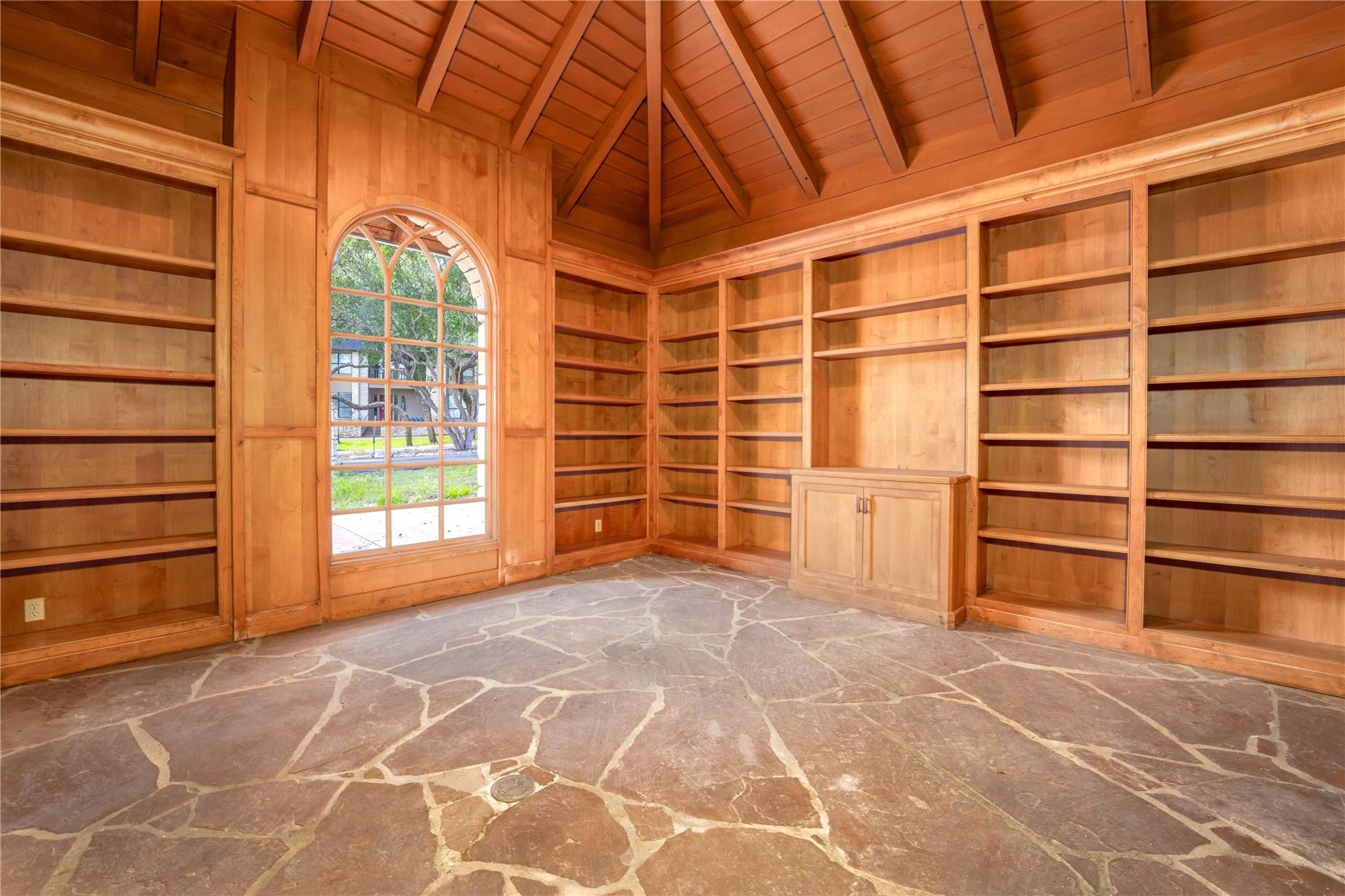 206 Rolling Hill Dr, La Grange, TX 78945